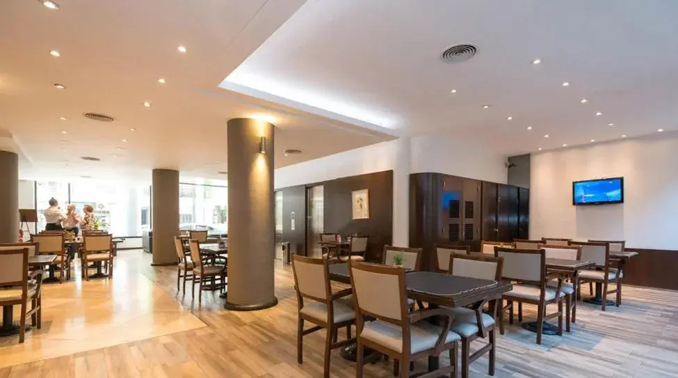 Lounge or bar, Restaurant/Places to Eat in Urquiza Apart Hotel & Suites