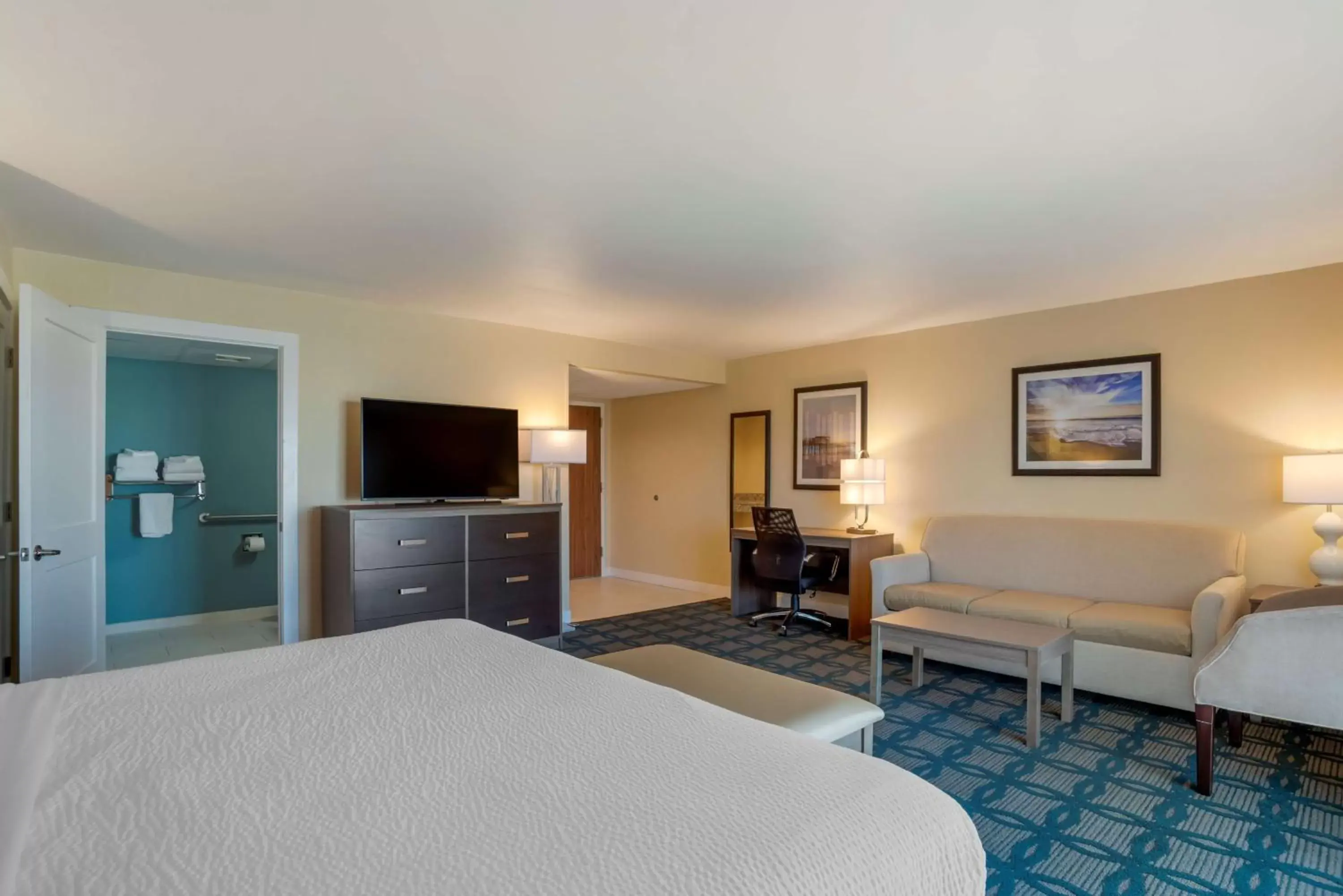 Bedroom, TV/Entertainment Center in Best Western Plus Ocean City