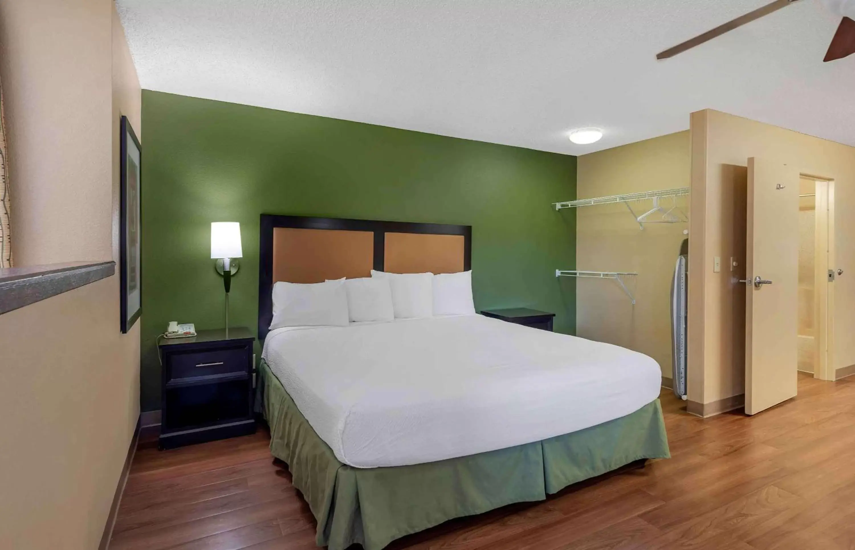 Bedroom, Bed in Extended Stay America Suites - Orange County - Anaheim Convention Center
