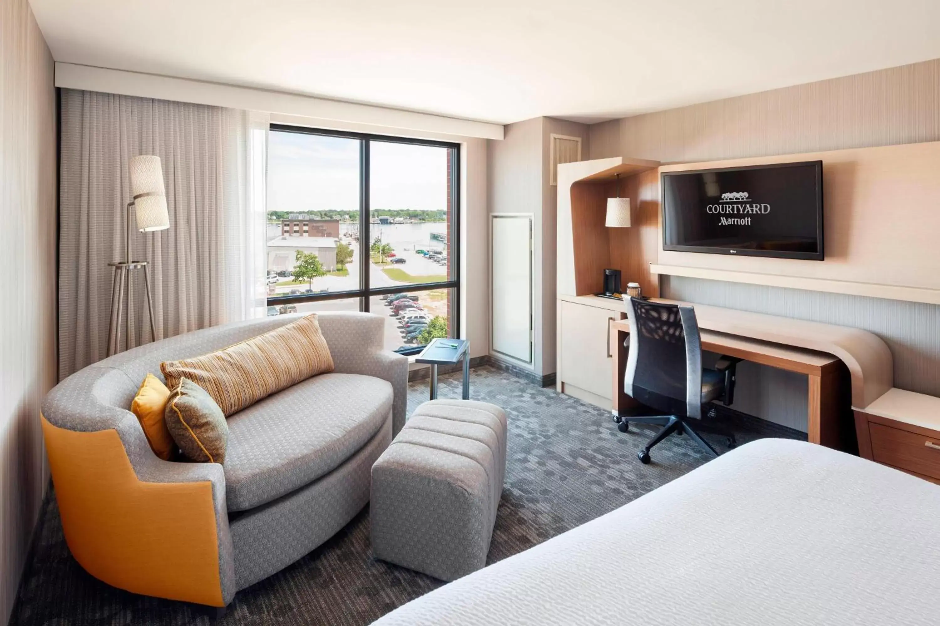 Photo of the whole room, Seating Area in Courtyard by Marriott Portland Downtown/Waterfront