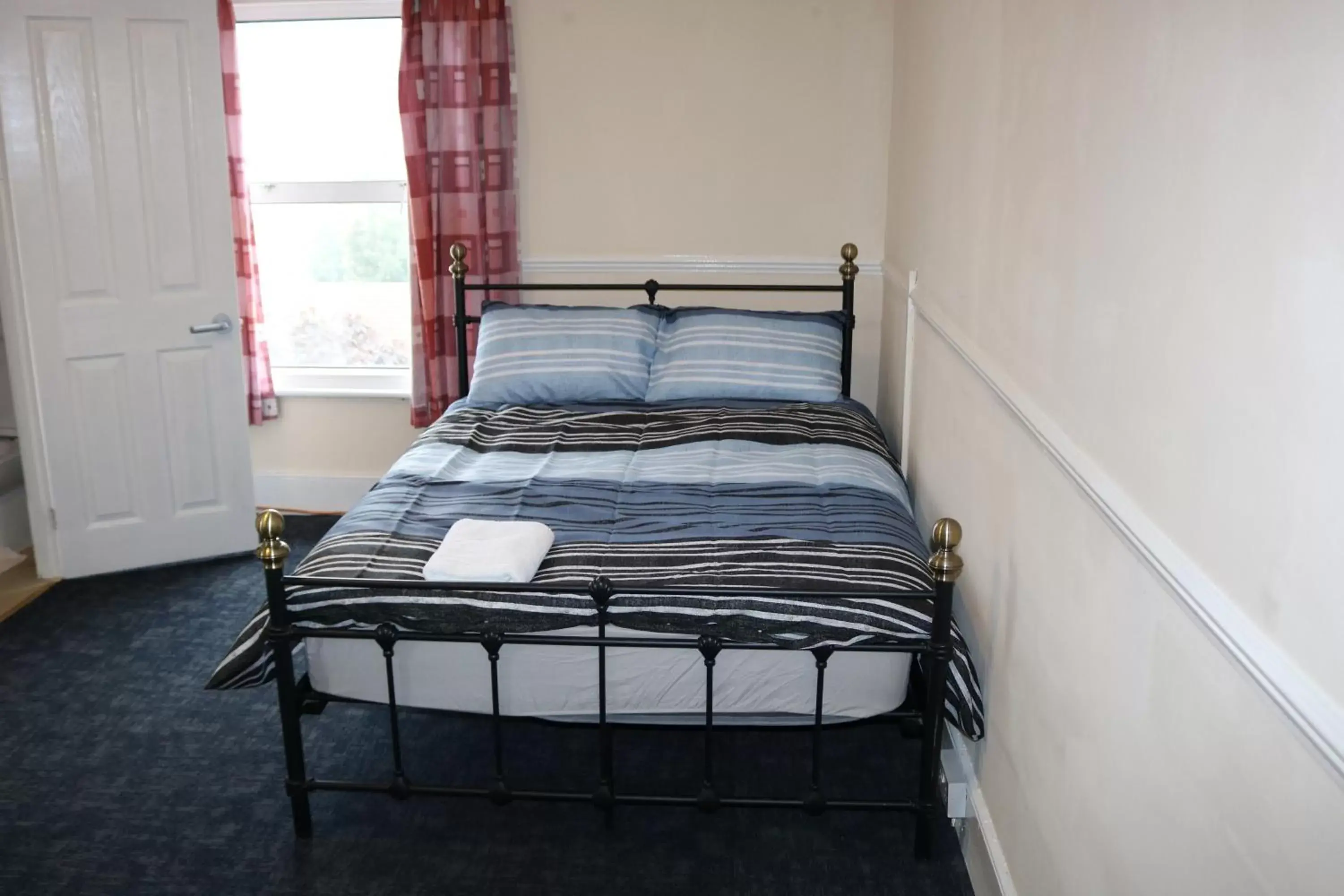 Bedroom, Bed in Lennard House