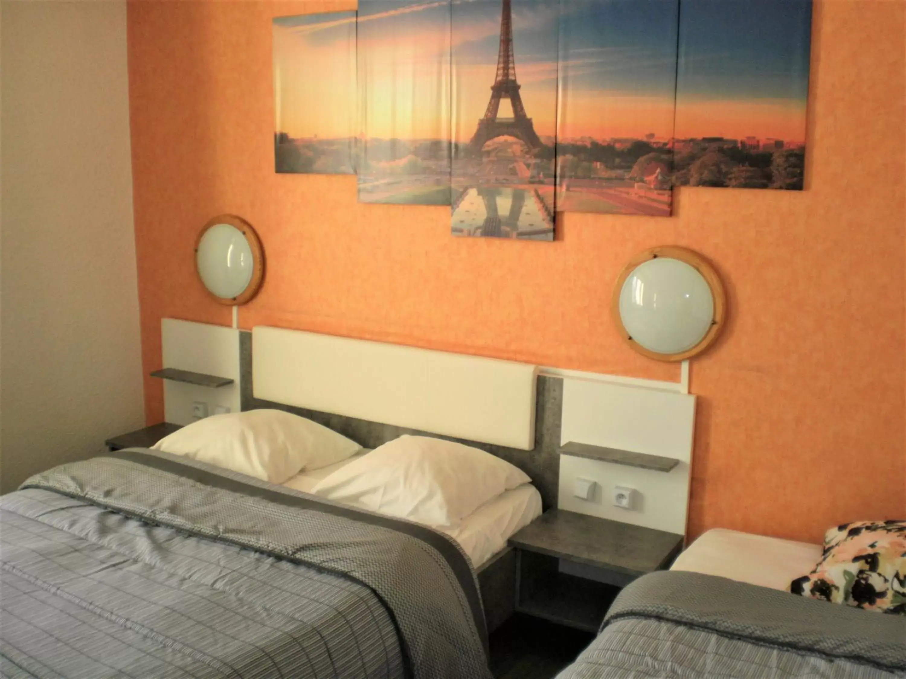 Bedroom, Bed in Hotel De La Gare