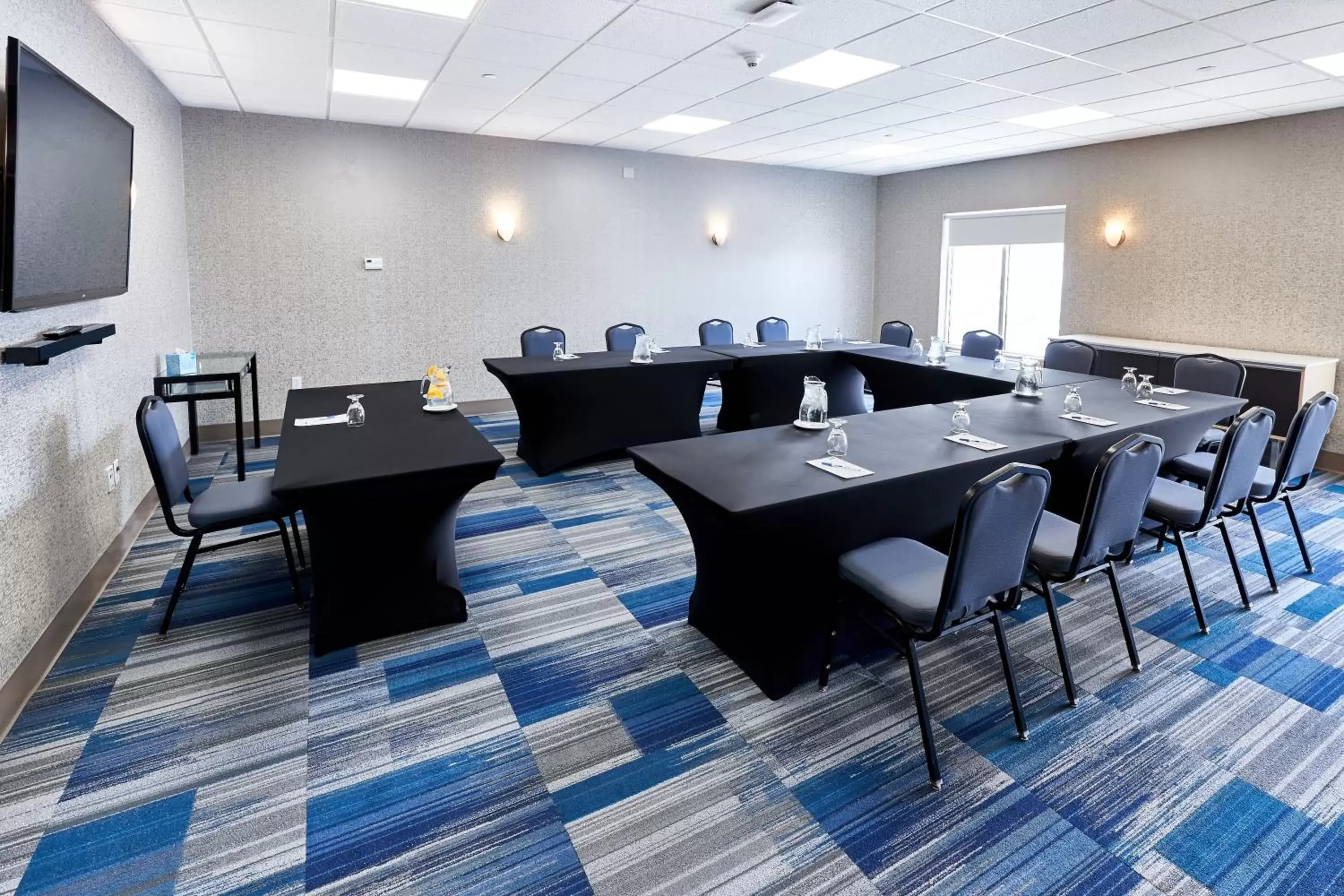 Meeting/conference room in Holiday Inn Express Hotel & Suites Dieppe Airport, an IHG Hotel