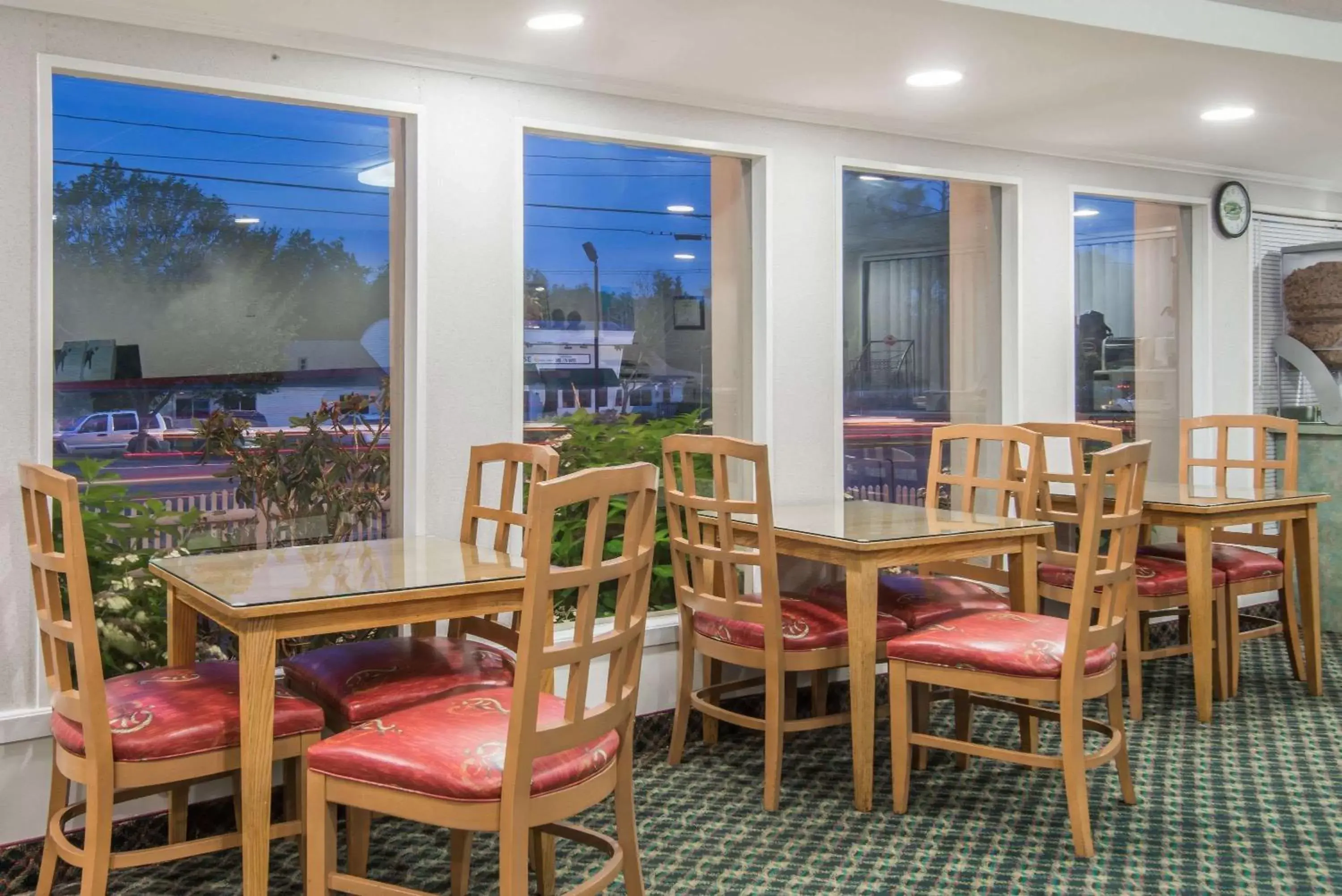 Restaurant/Places to Eat in Super 8 by Wyndham W Yarmouth Hyannis/Cape Cod