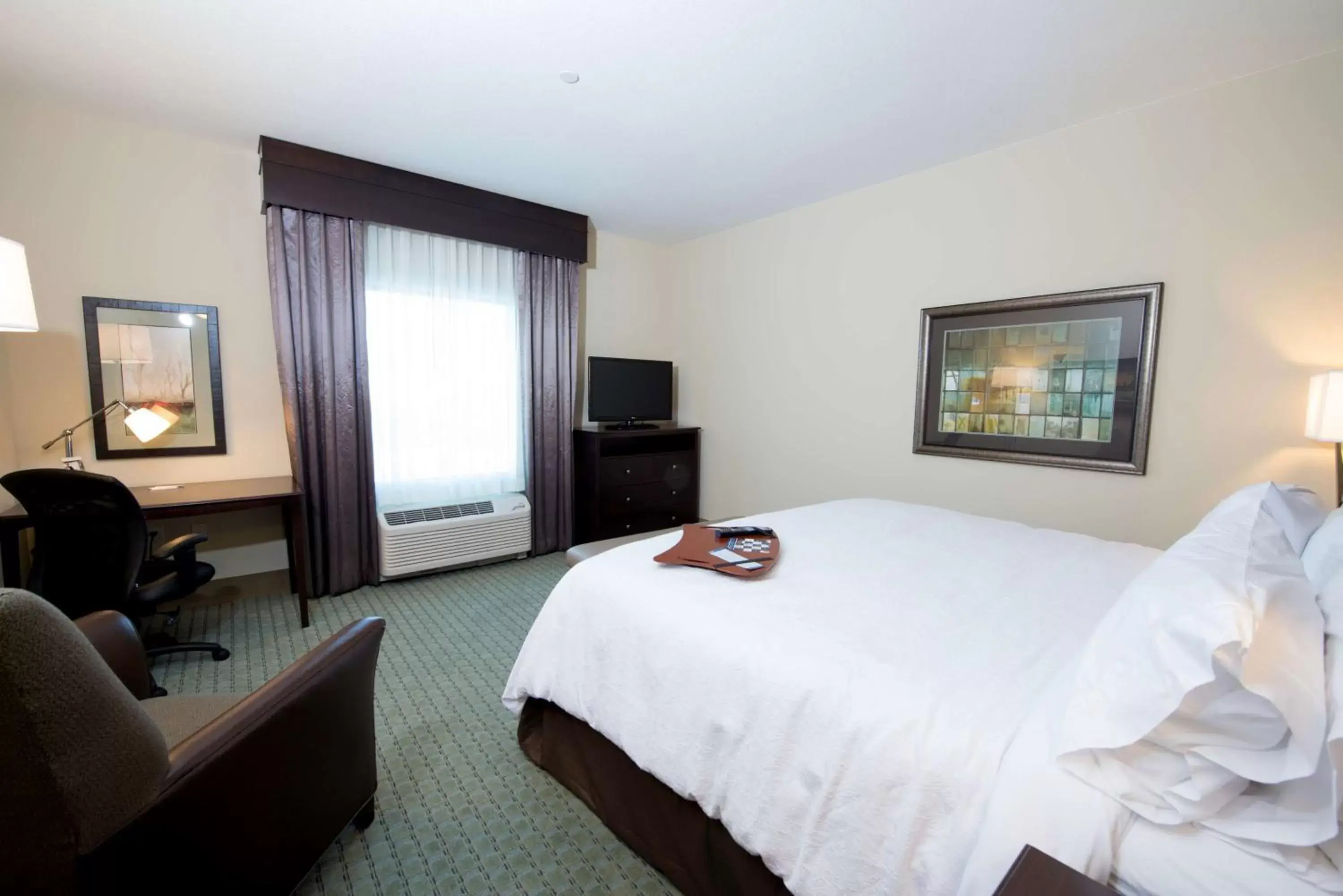 Bed in Hampton Inn & Suites Bismarck Northwest
