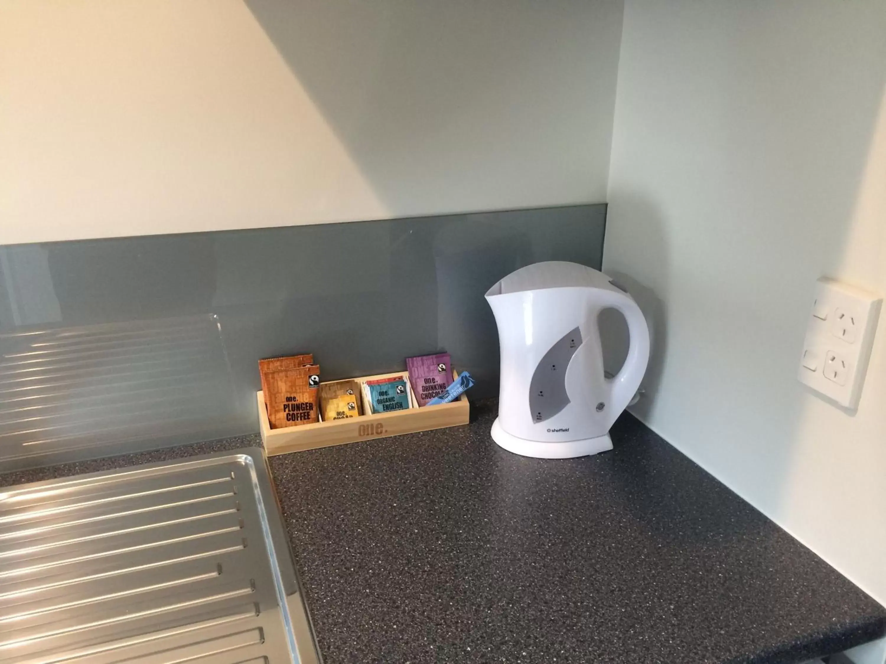 Coffee/tea facilities, Kitchen/Kitchenette in Rolleston Highway Motel