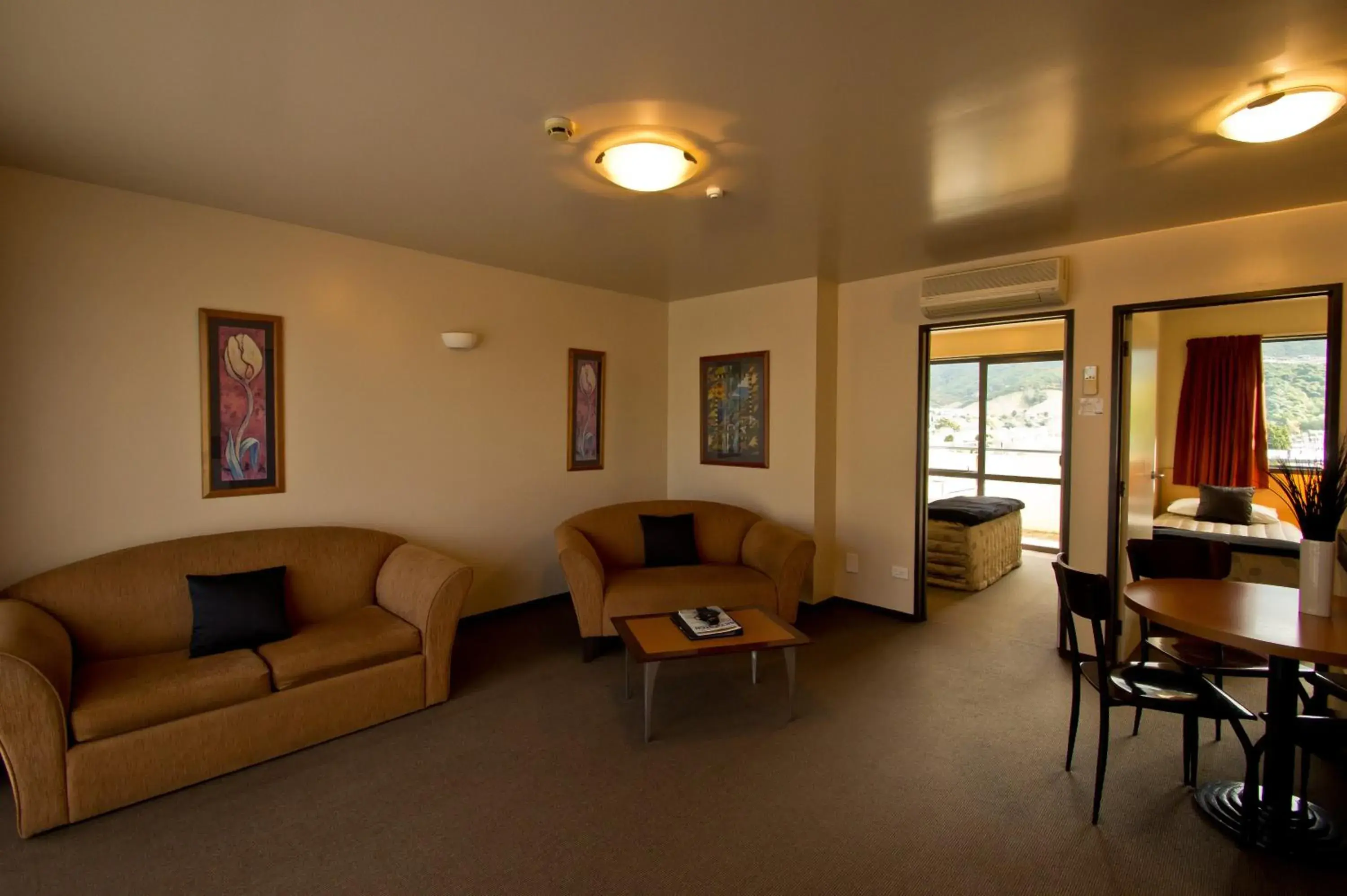 Living room, Seating Area in Broadway Motel