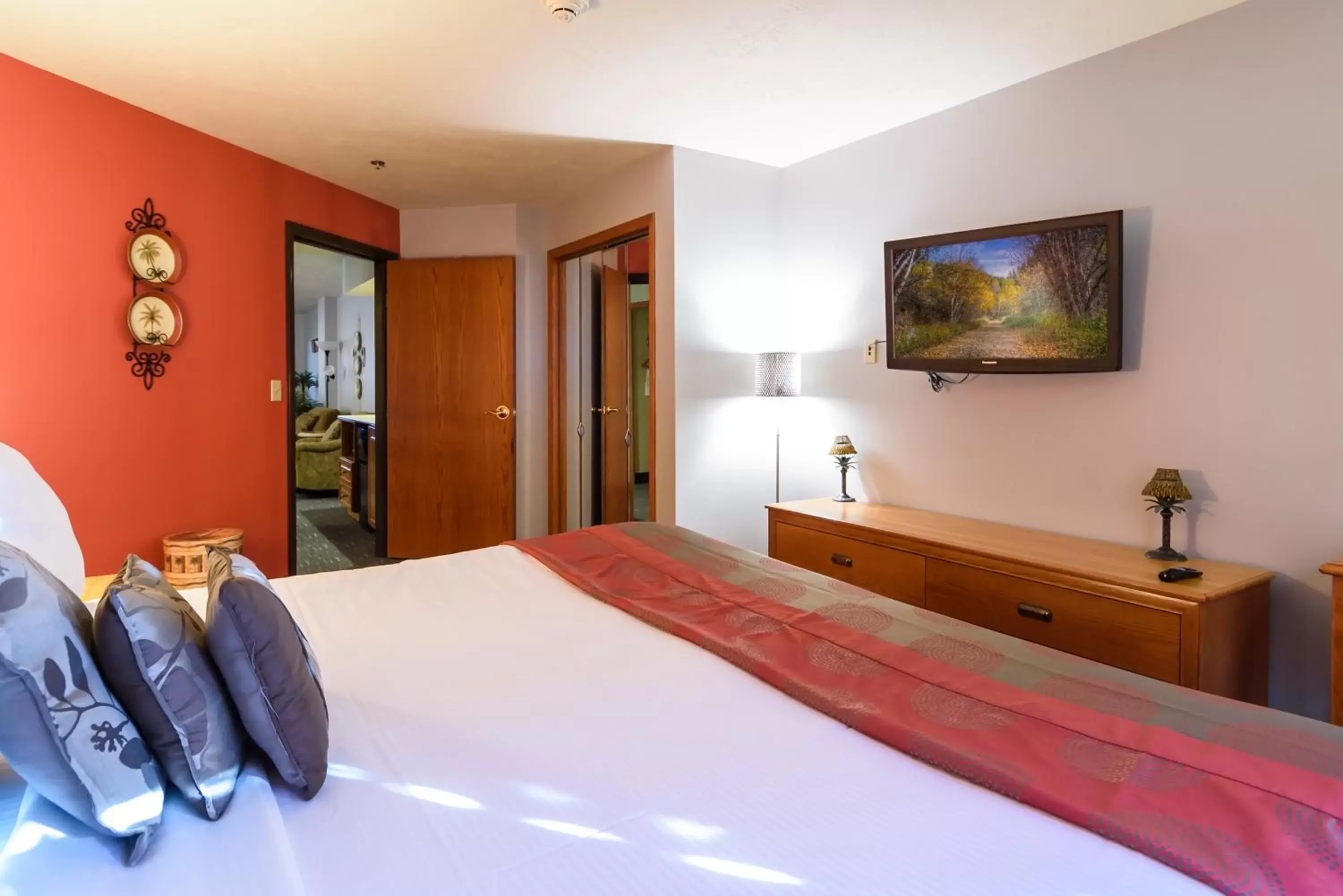 Bedroom, Bed in Ramada by Wyndham Sioux Falls Airport - Waterpark Resort & Event Center