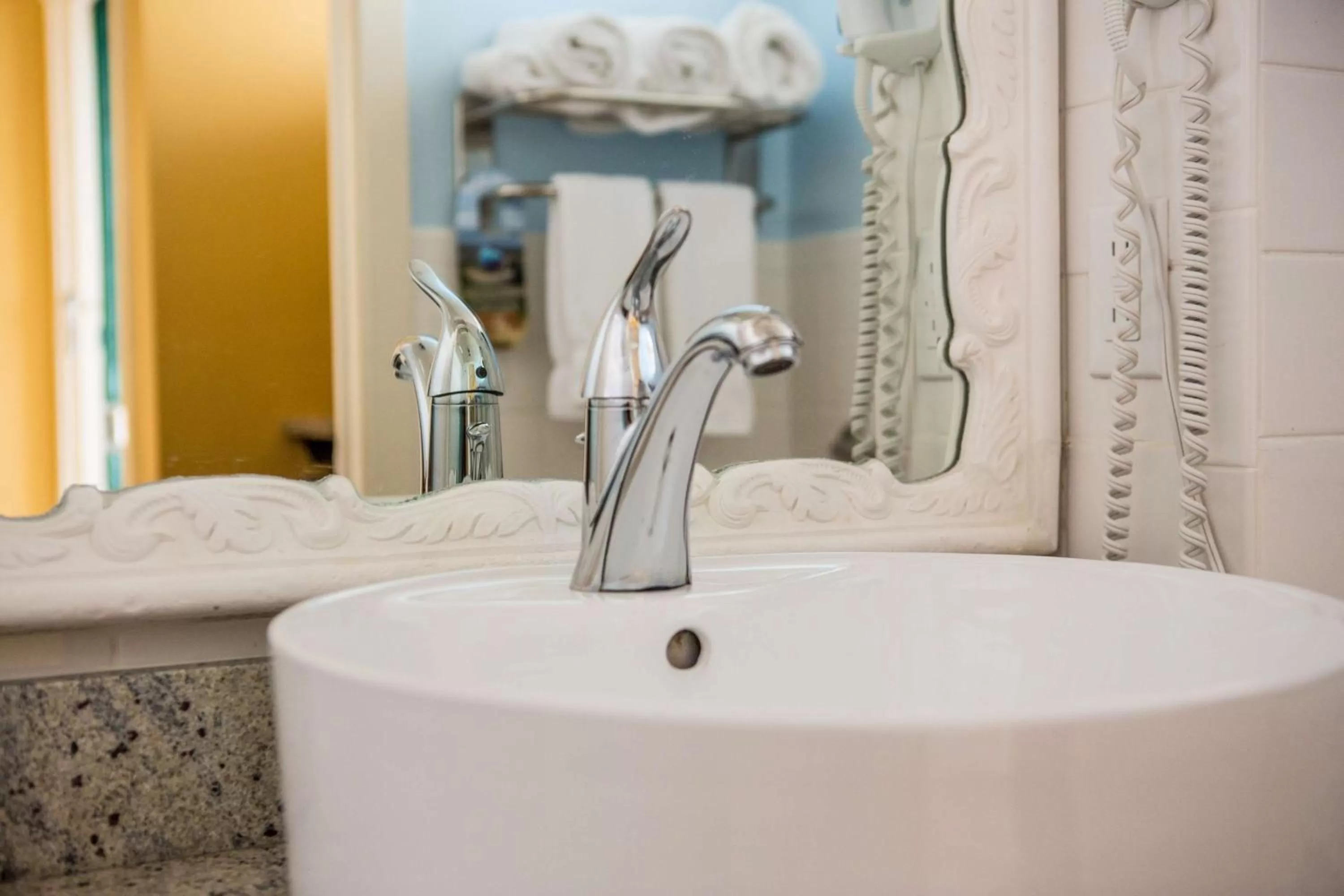 King Room with Marina View in Best Western Plus Yacht Harbor Inn