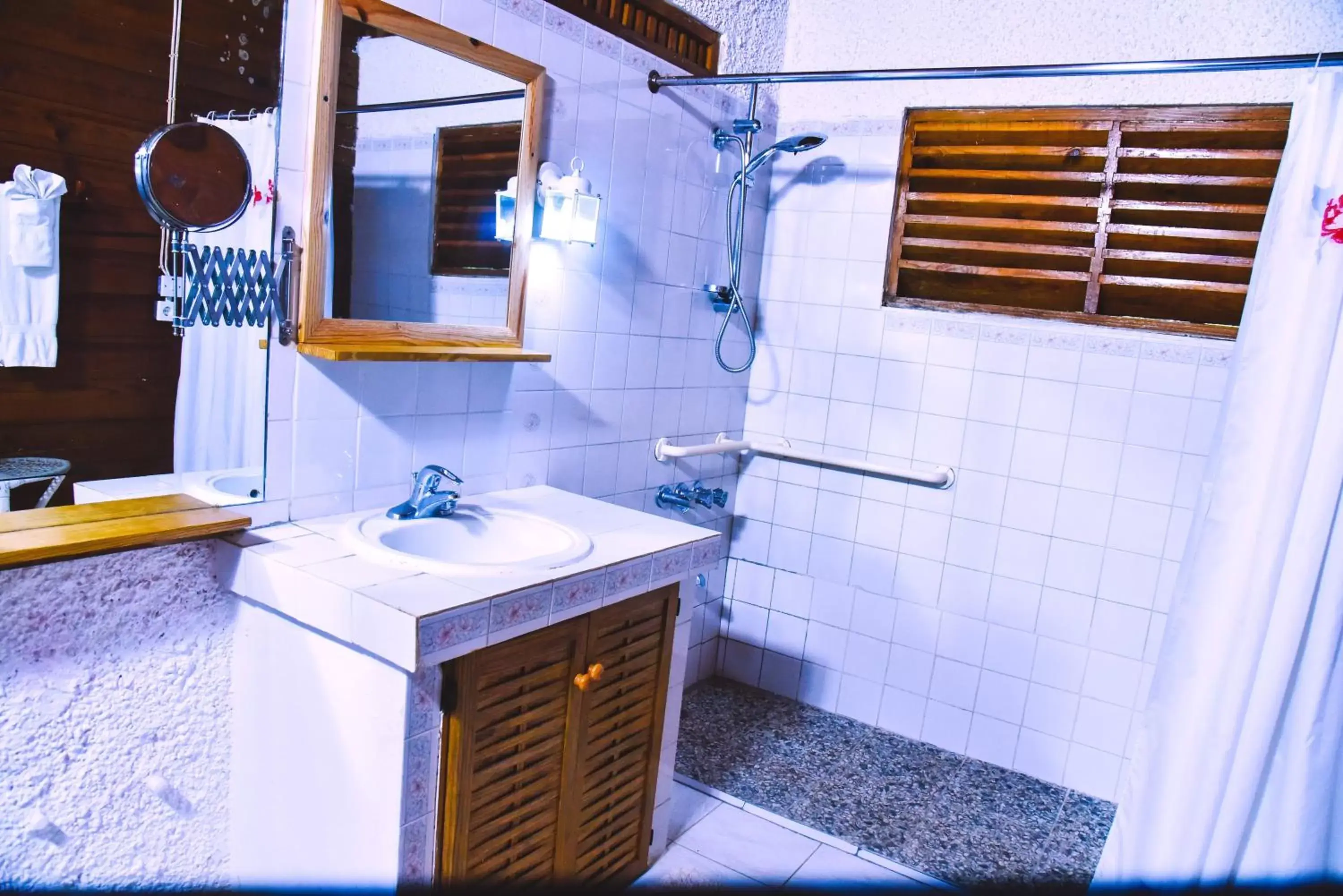 Bathroom in Lighthouse Inn 2