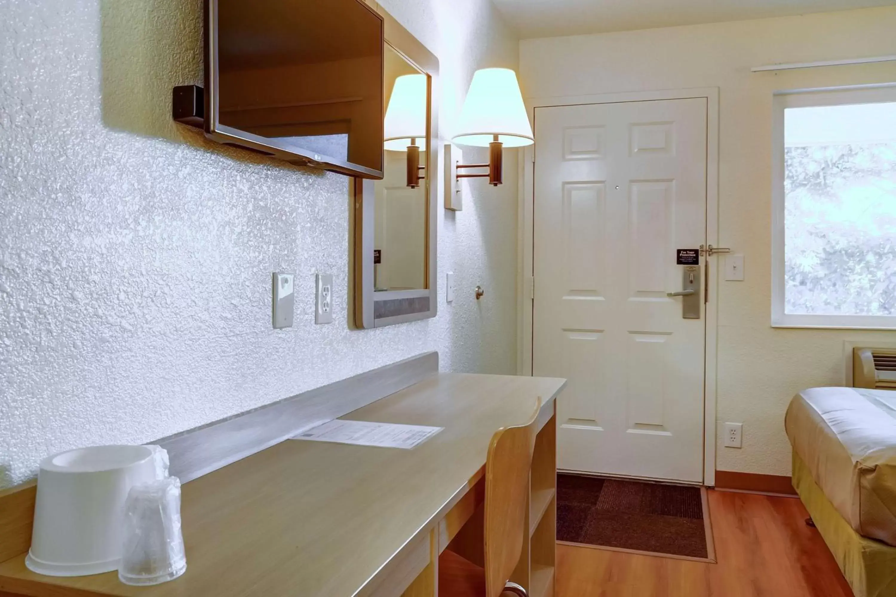 TV and multimedia in Motel 6-Eugene, OR - South Springfield TV and multimedia in Motel 6-Eugene, OR - South Springfield