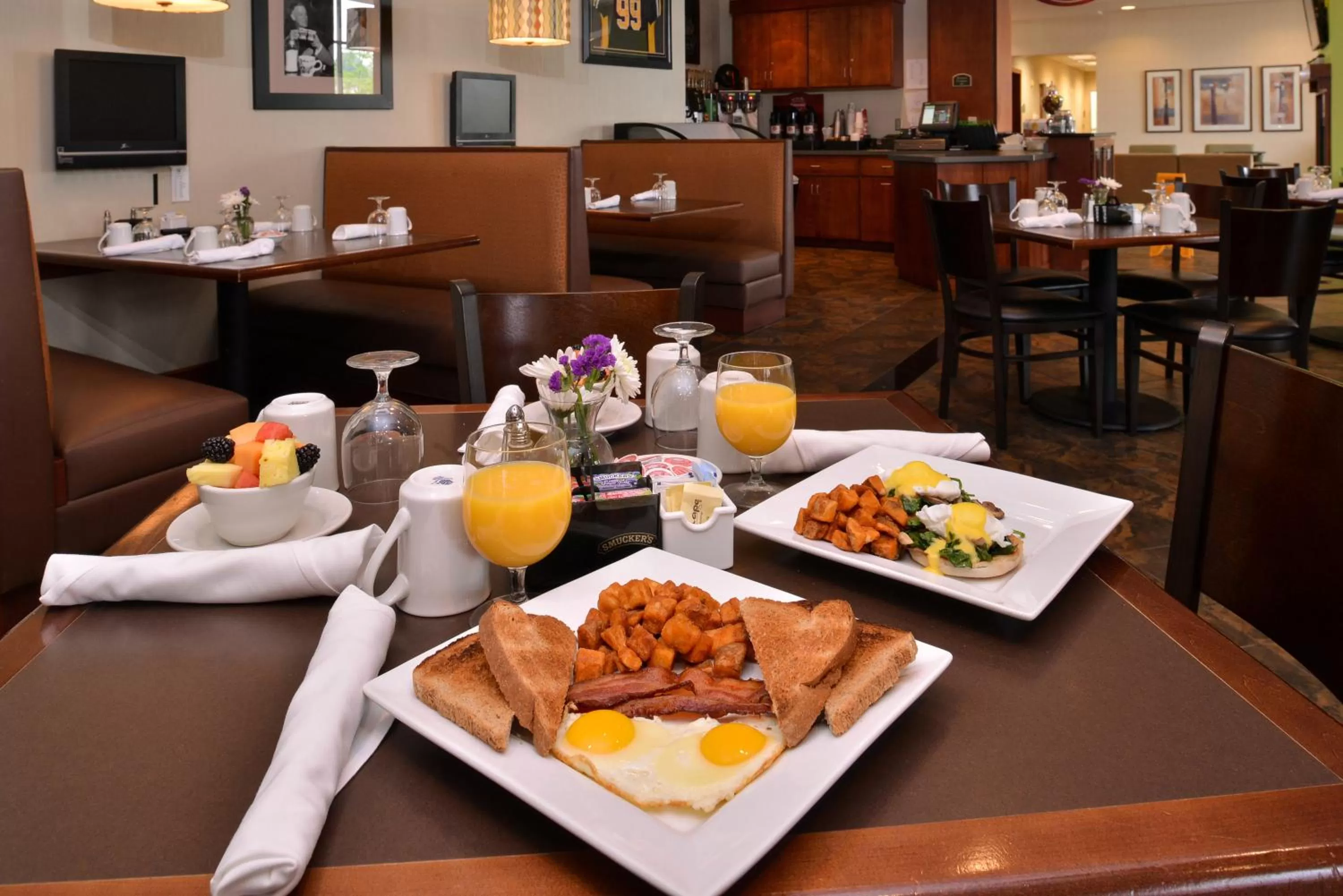 Restaurant/places to eat in Holiday Inn Madison at The American Center by IHG