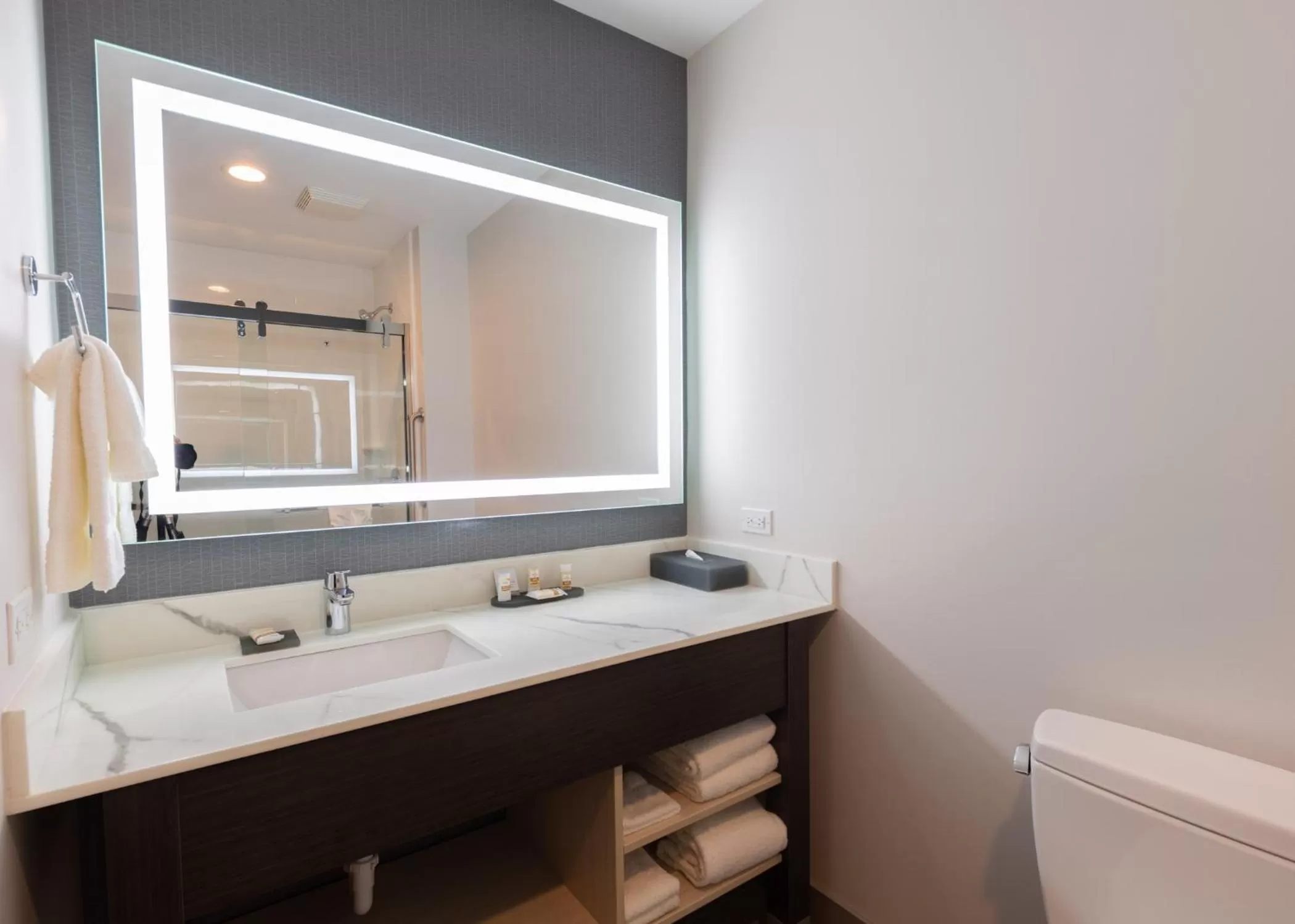 Bathroom in La Quinta Inn & Suites by Wyndham Shorewood