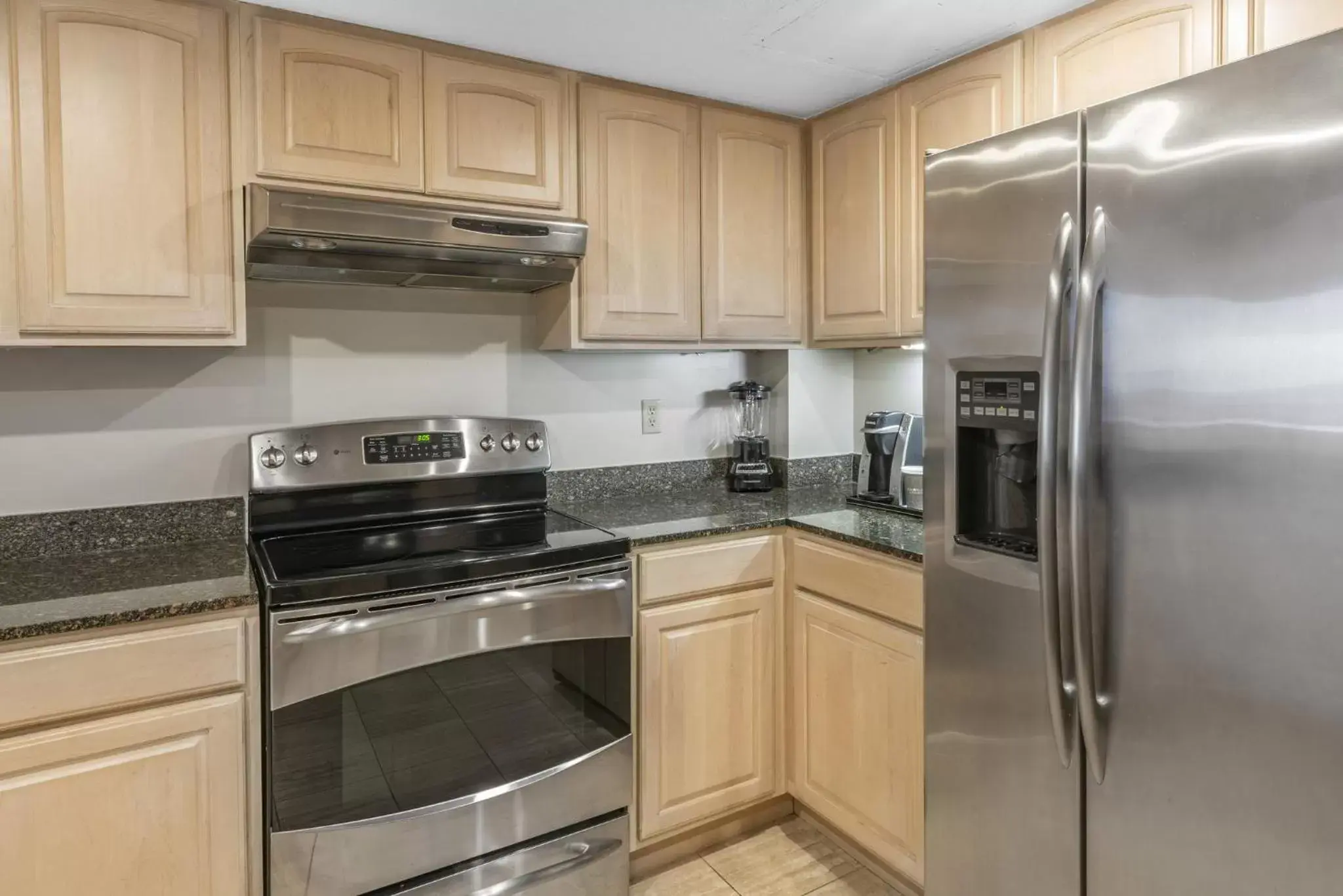 Bedroom, Kitchen/Kitchenette in Omni Amelia Island Resort