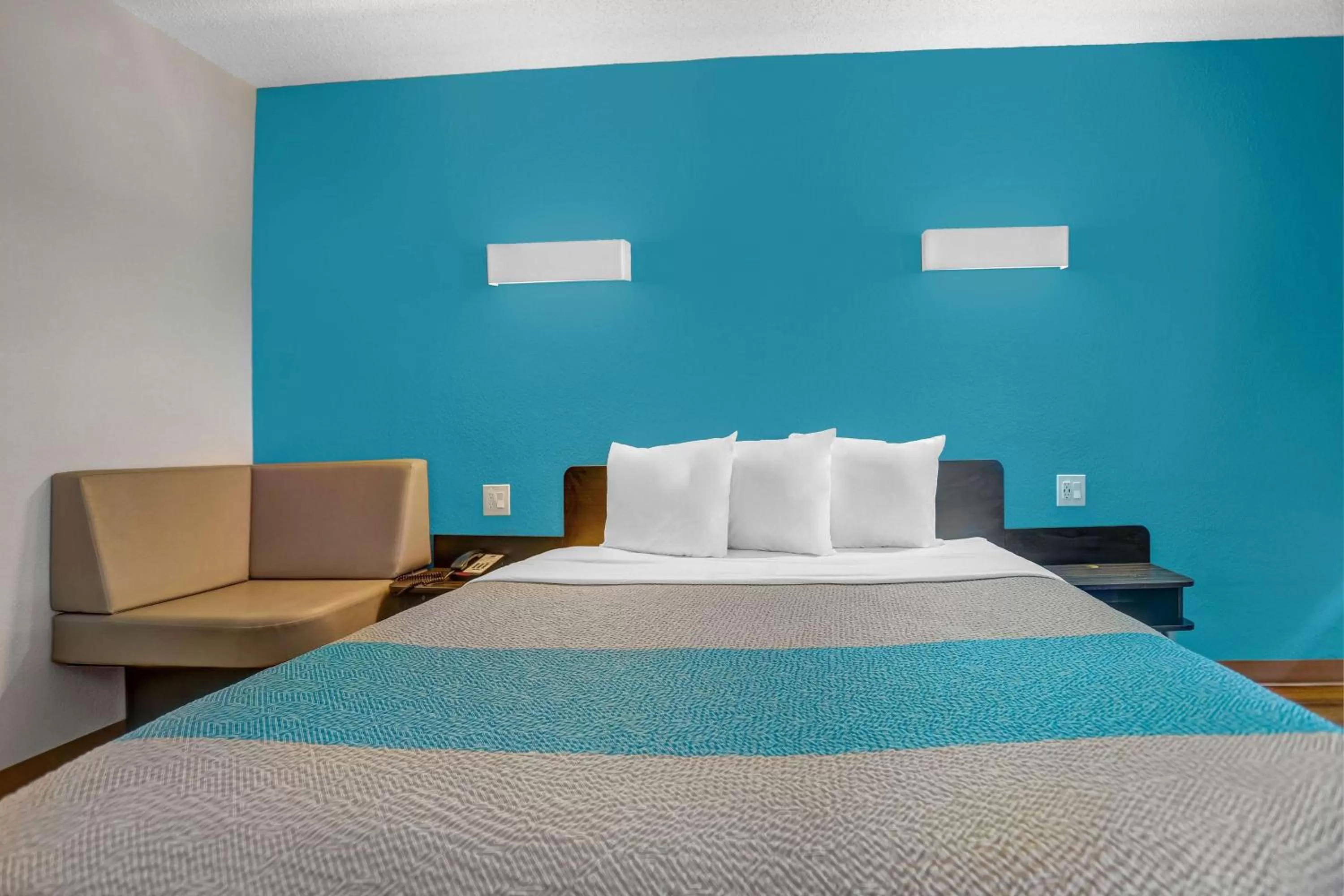 Bed in Motel 6-Jacksonville, NC