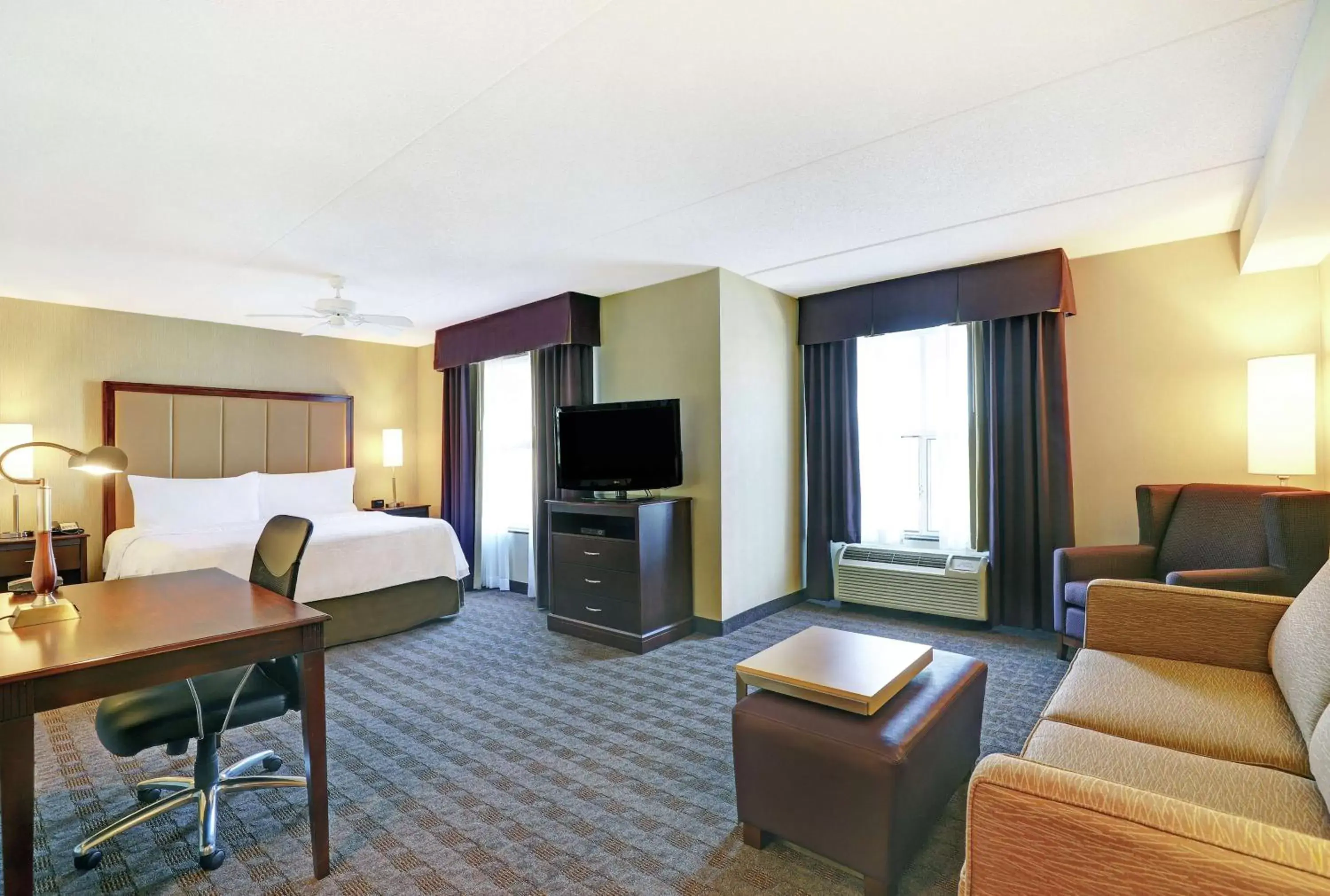 Bedroom, Seating Area in Homewood Suites by Hilton Cambridge-Waterloo, Ontario