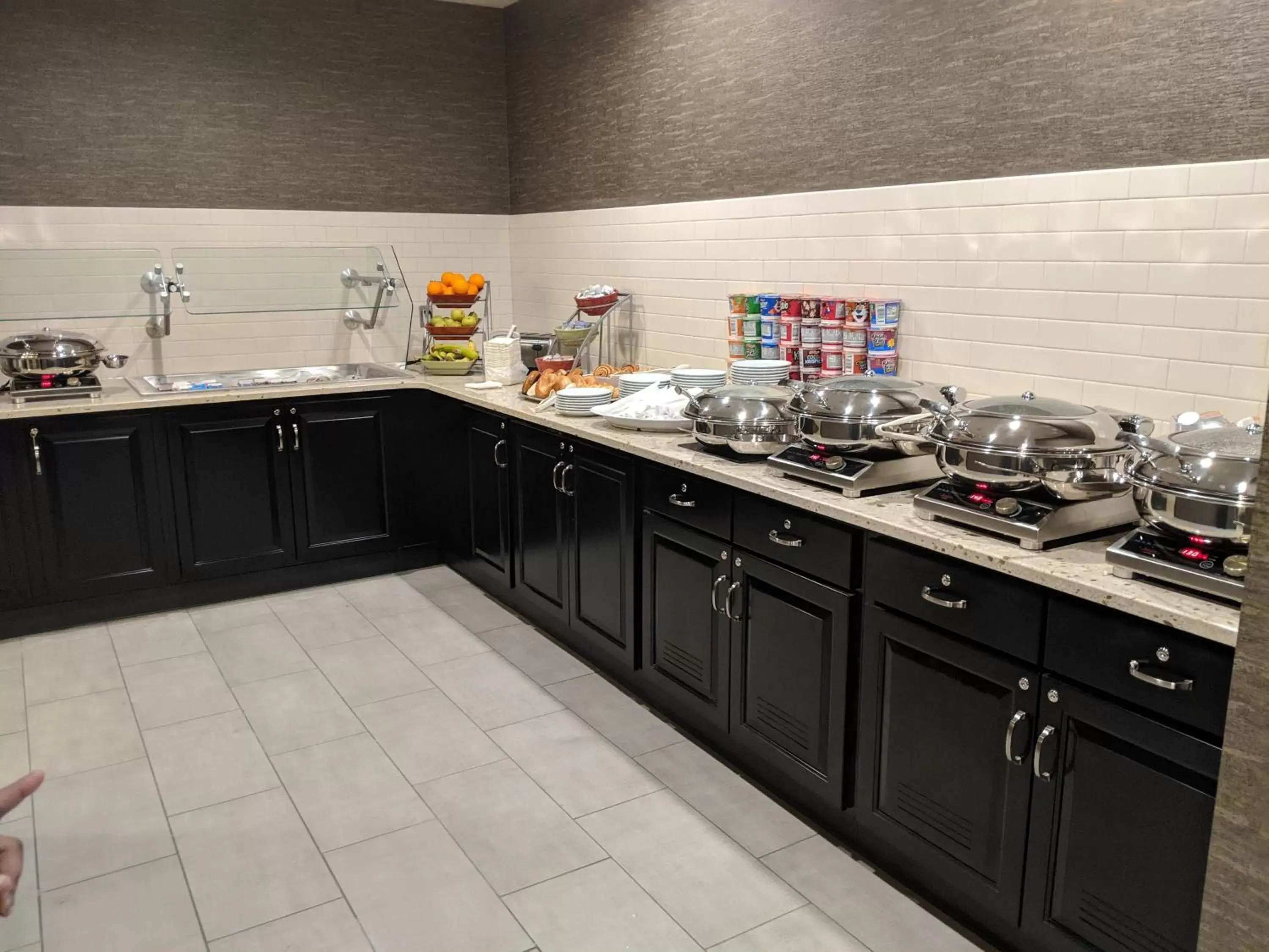 Restaurant/places to eat, Kitchen/Kitchenette in Holiday Inn Champaign, an IHG Hotel