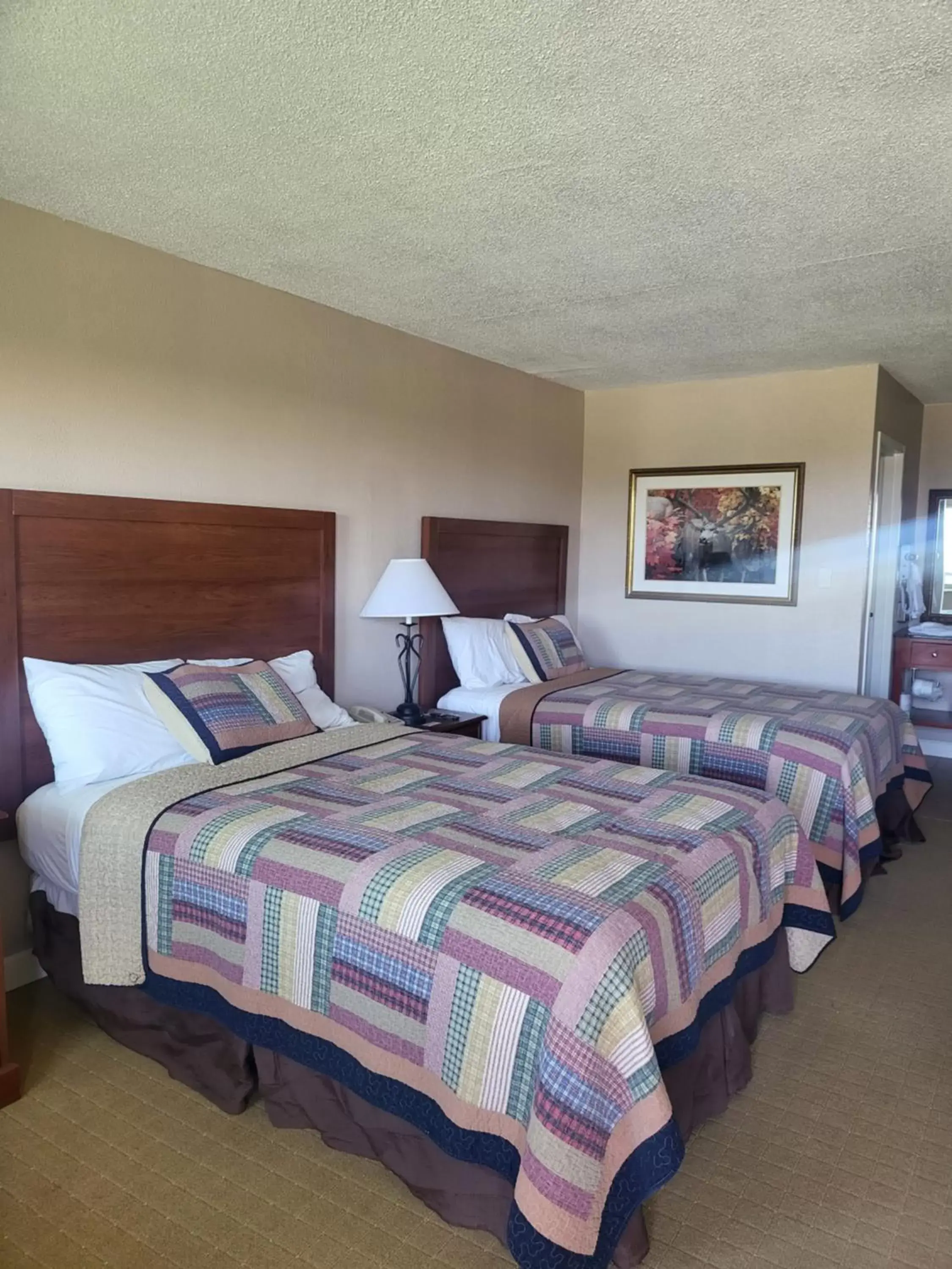 Bedroom, Bed in The Lodge at Russell - Russell Inn