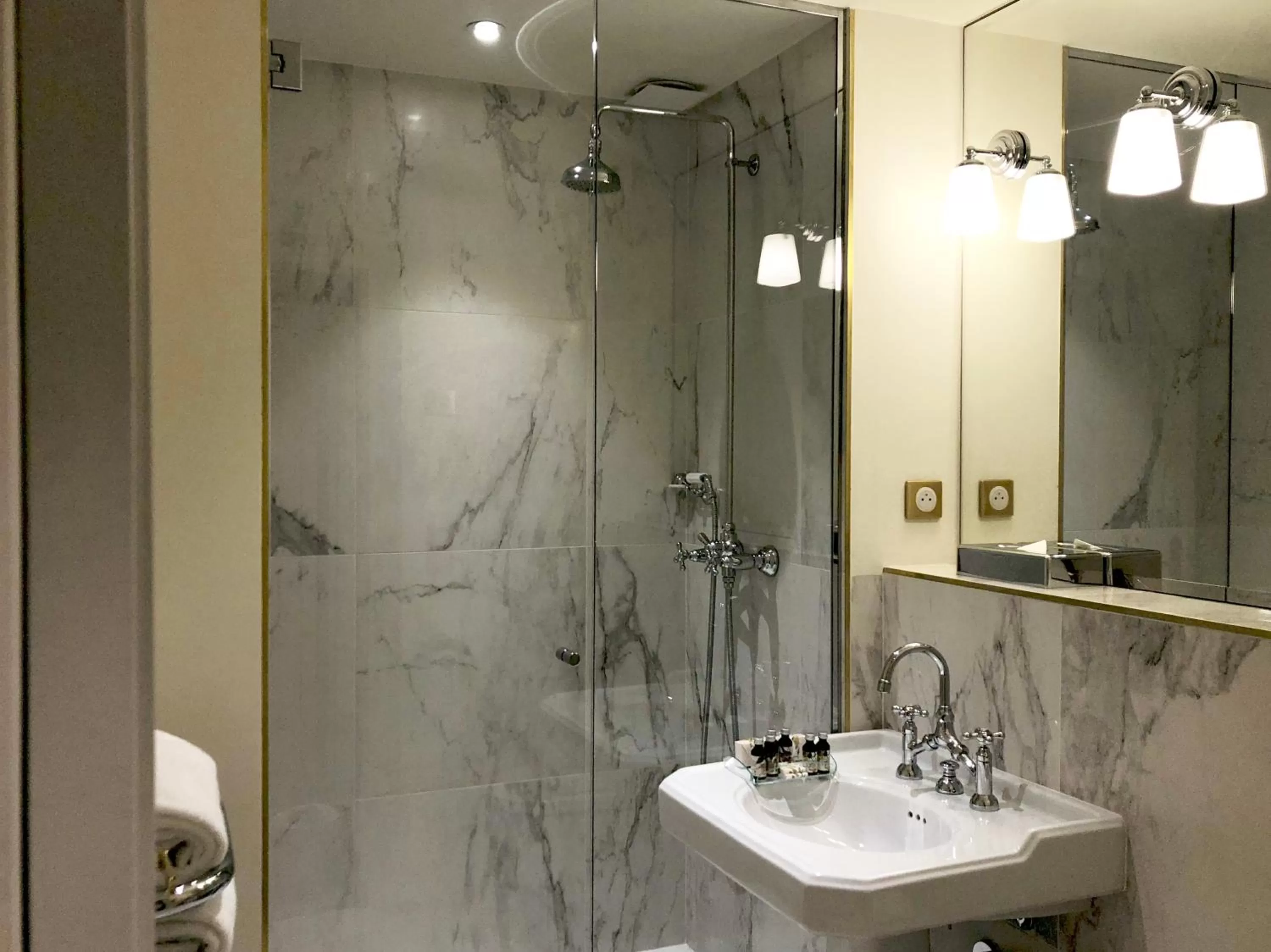 Bathroom in Hôtel Mayfair Paris