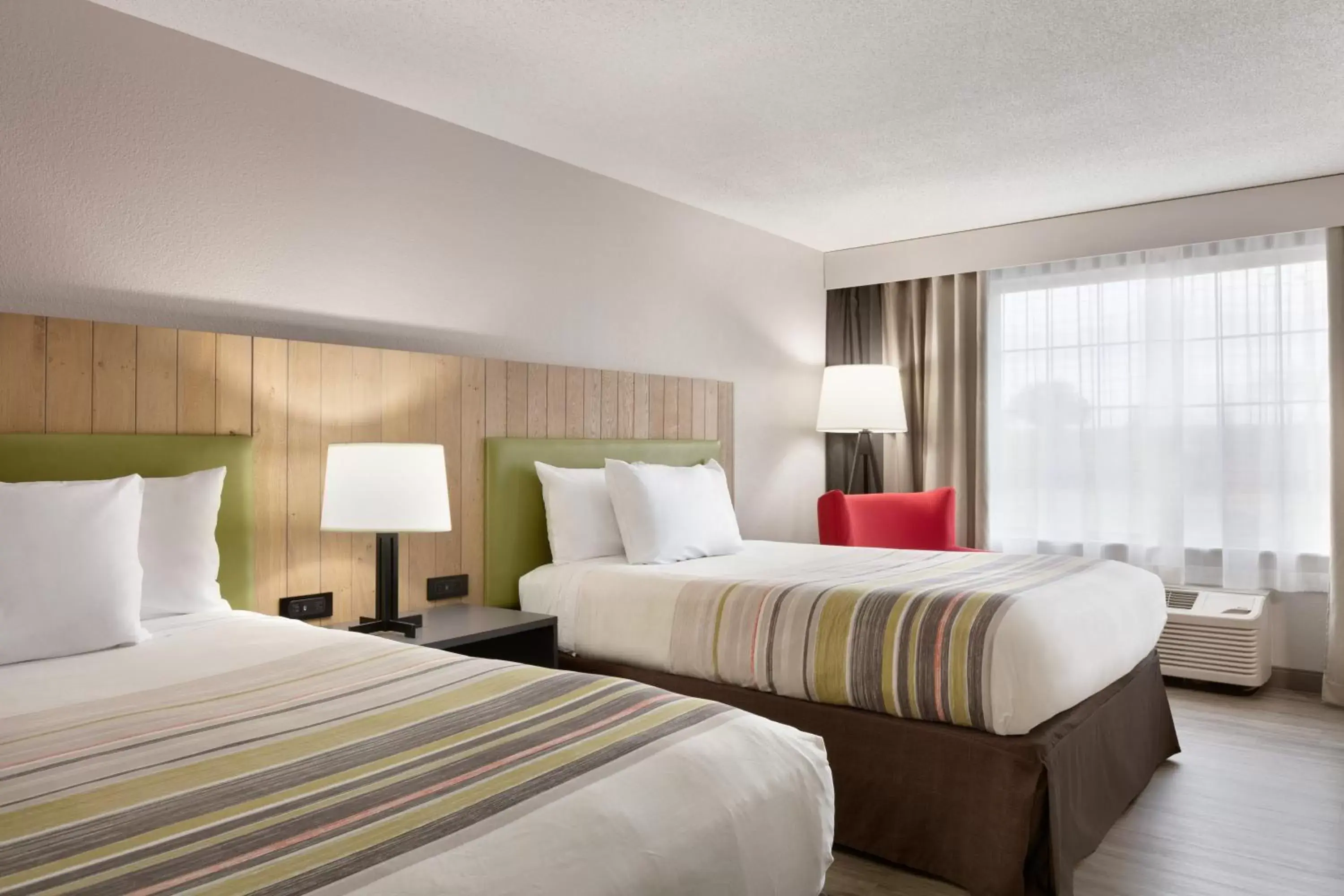 Bed in Country Inn & Suites by Radisson London, Kentucky
