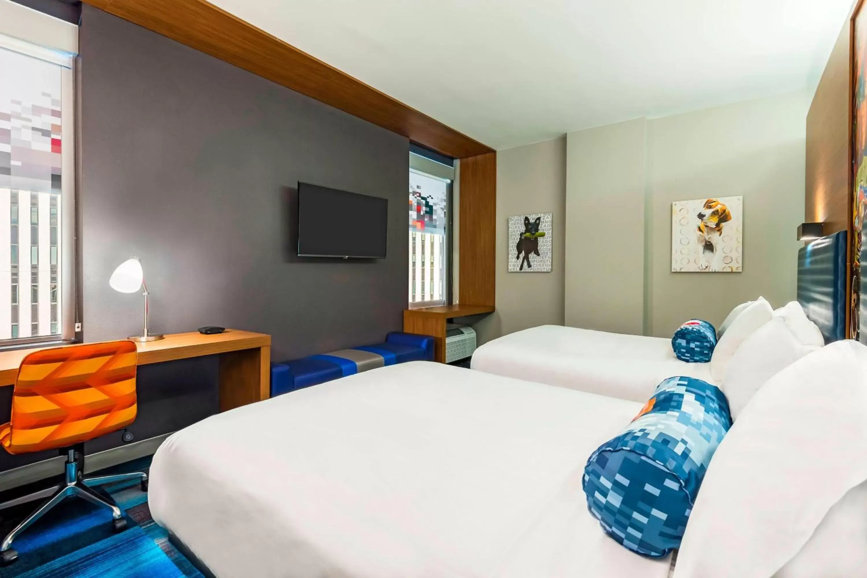 Photo of the whole room, Bed in Aloft Greenville Downtown