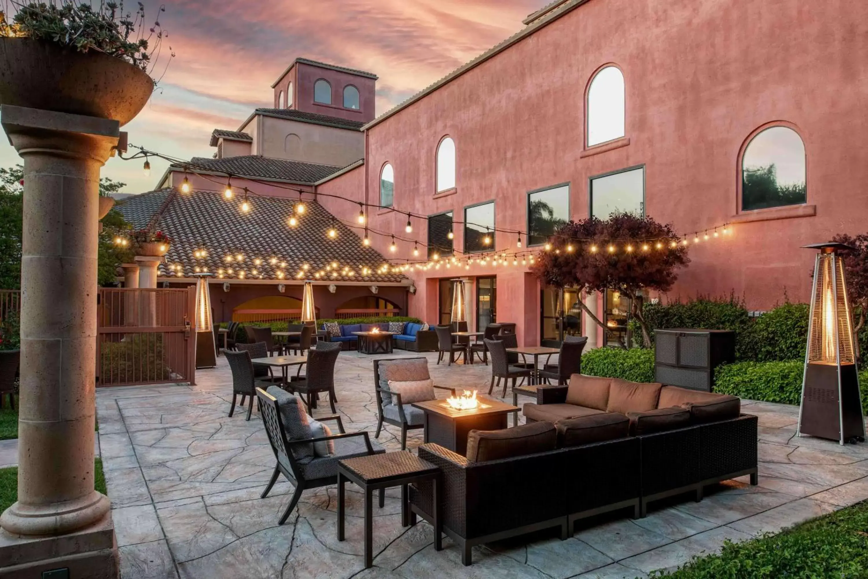 Patio, Restaurant/Places to Eat in DoubleTree by Hilton Sonoma Wine Country