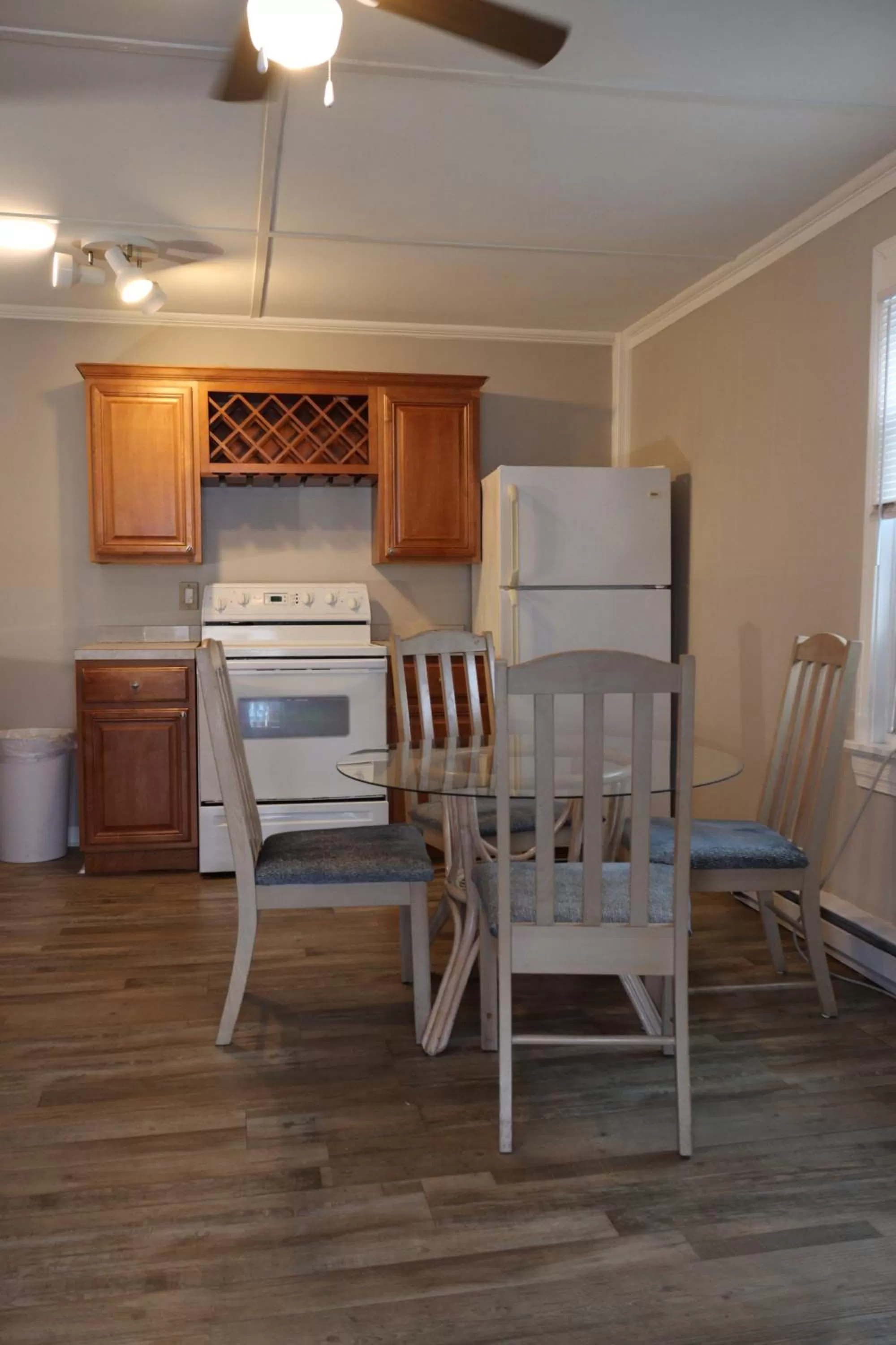 Kitchen or kitchenette in The Burgundy Inn Hotel and Apartments