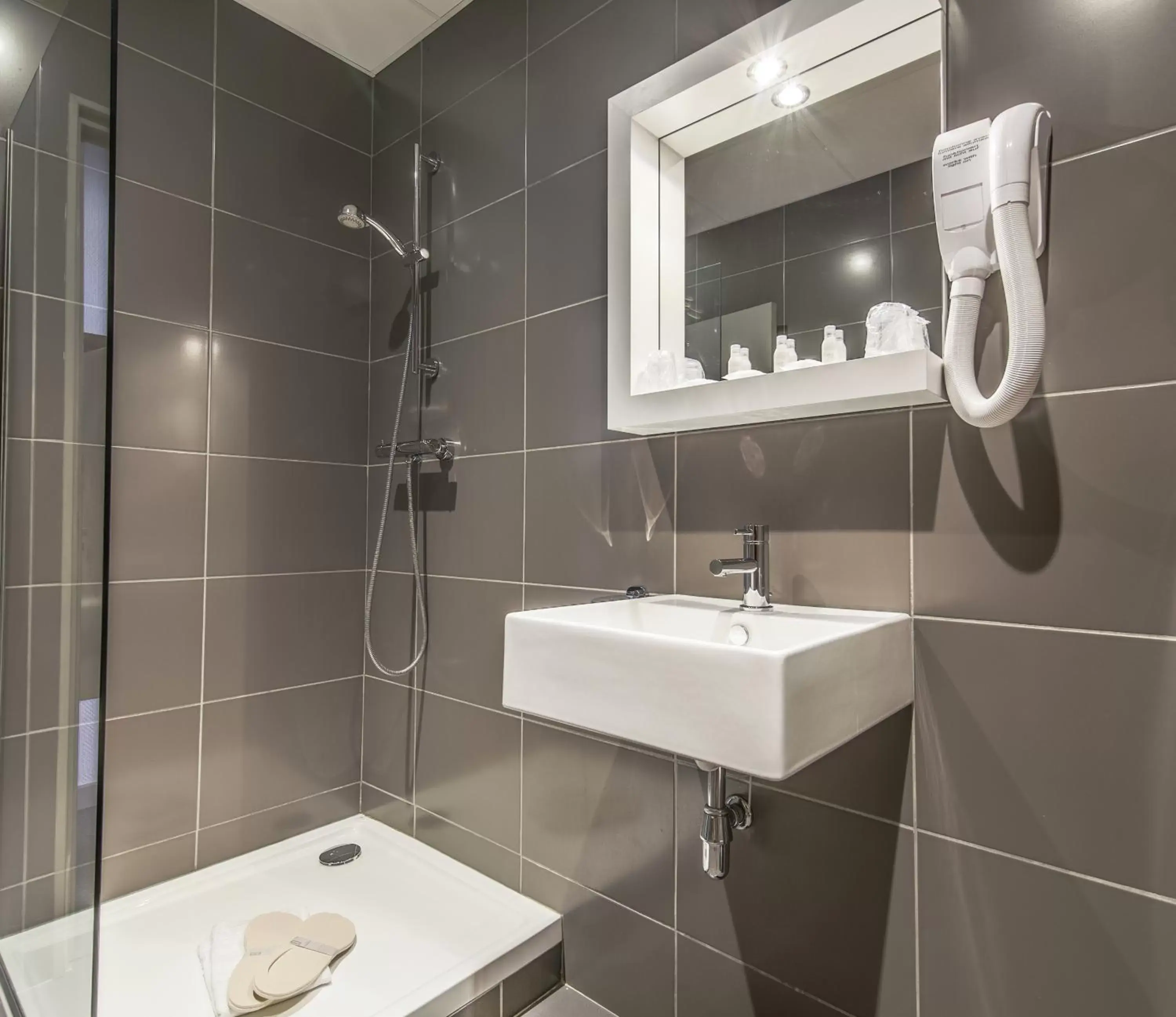 Bathroom in HOTEL KYRIAD ORANGE Centre A7-A9 - 3 etoiles - HOTEL DES PRINCES