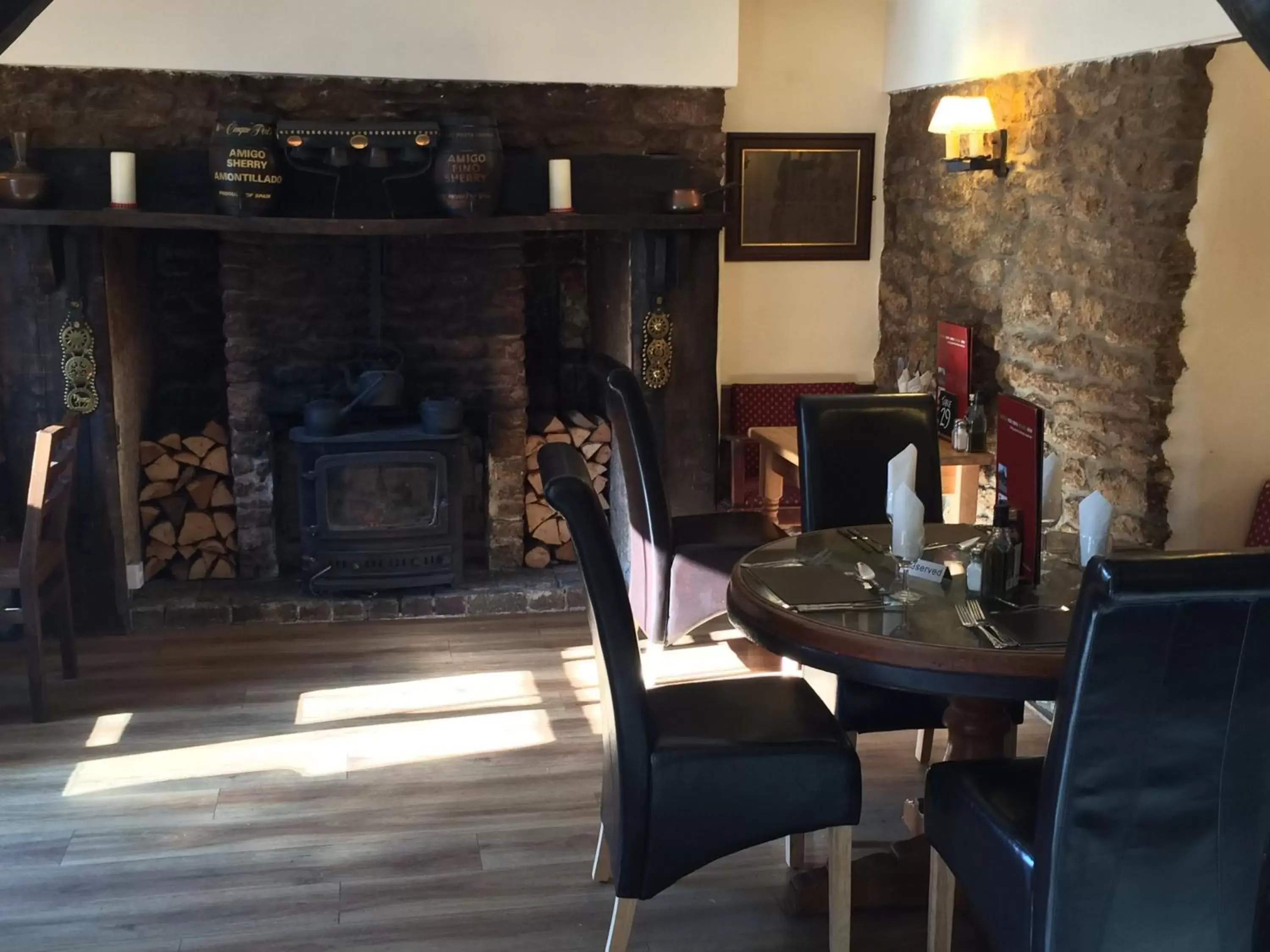 Restaurant/Places to Eat in Hunters Lodge Inn