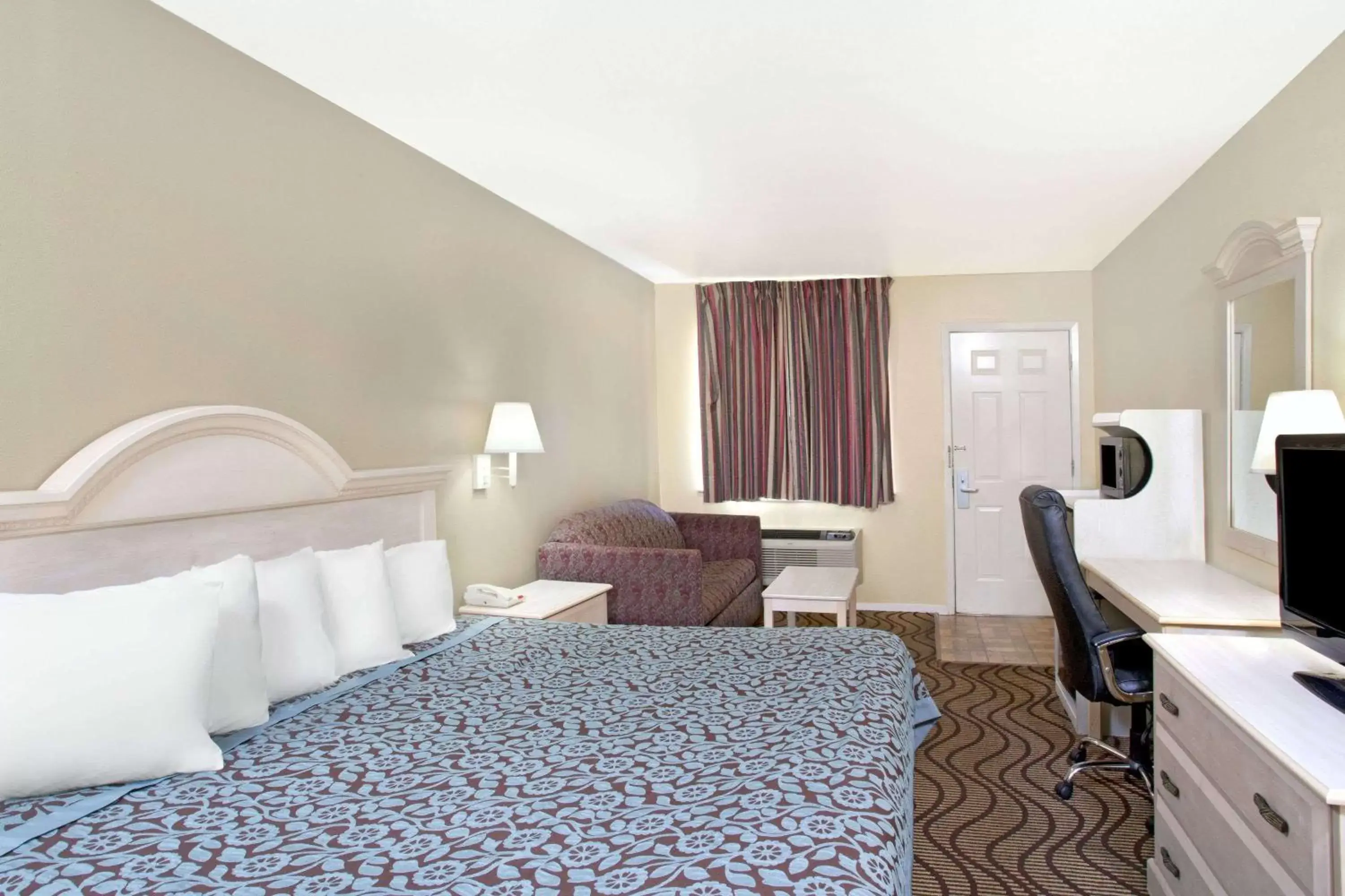 Photo of the whole room, Bed in Days Inn by Wyndham Kerrville