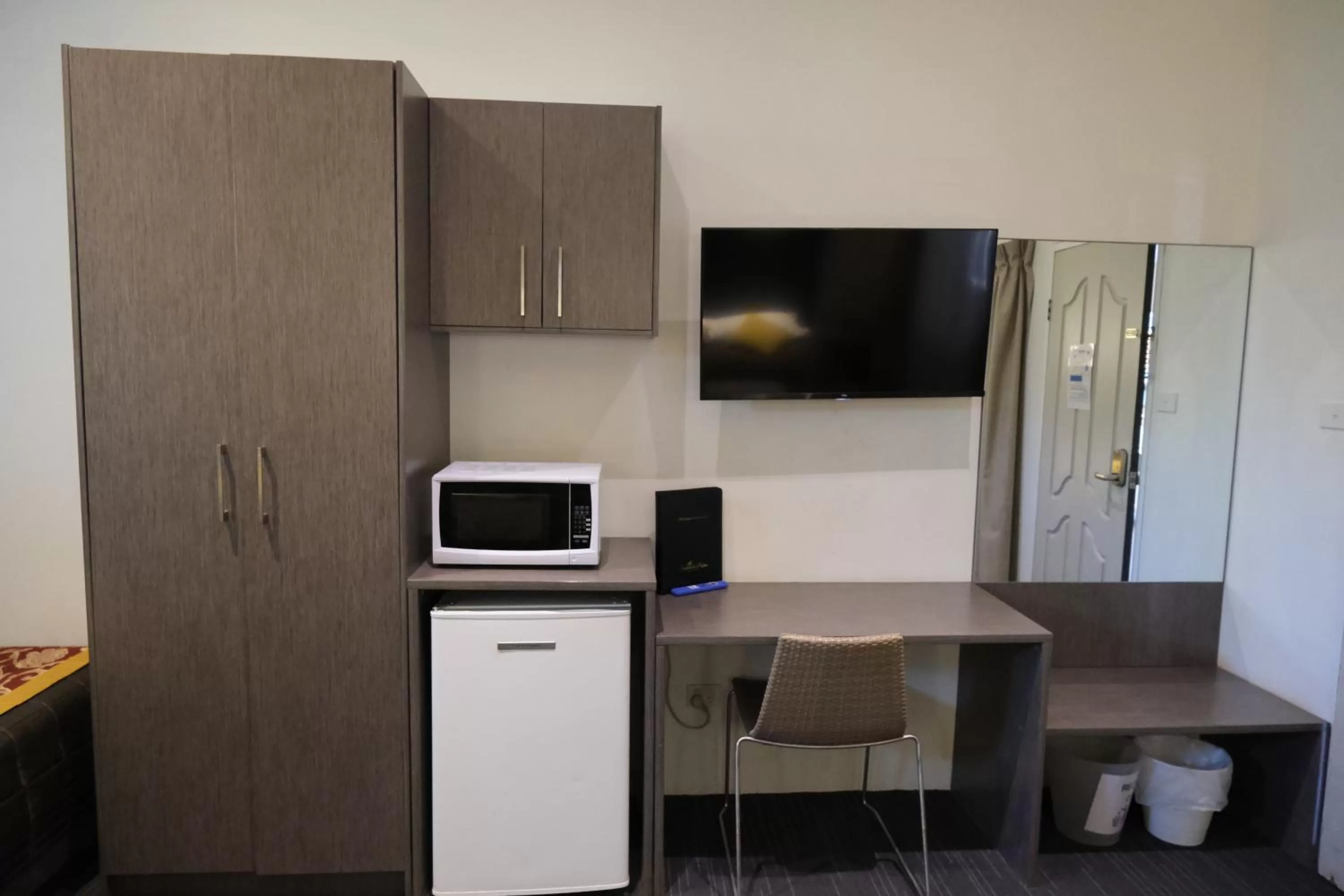 TV and multimedia in Sapphire Palms Motel