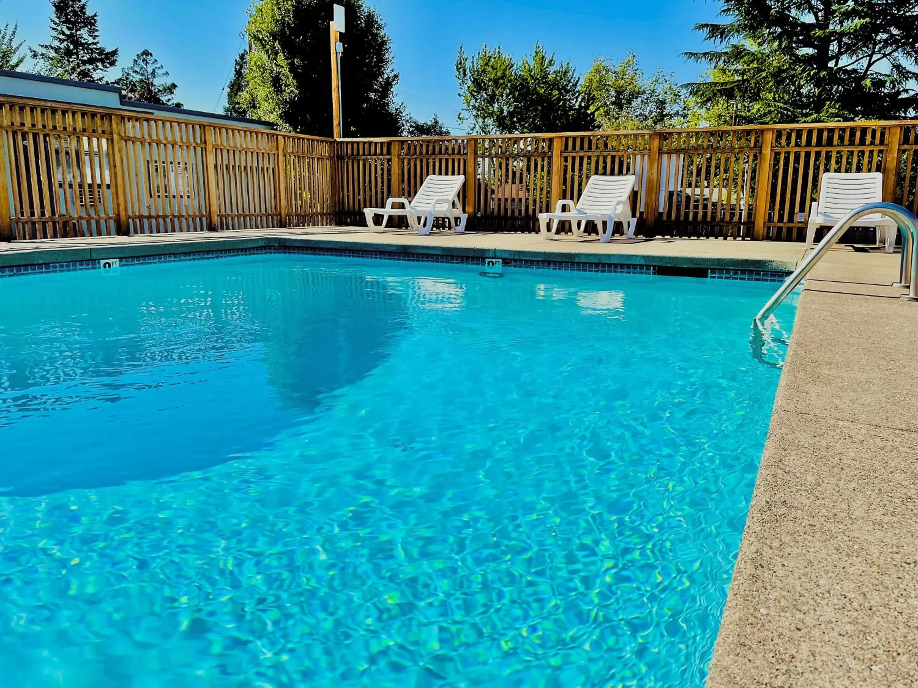 Swimming Pool in Ashland Motel - University