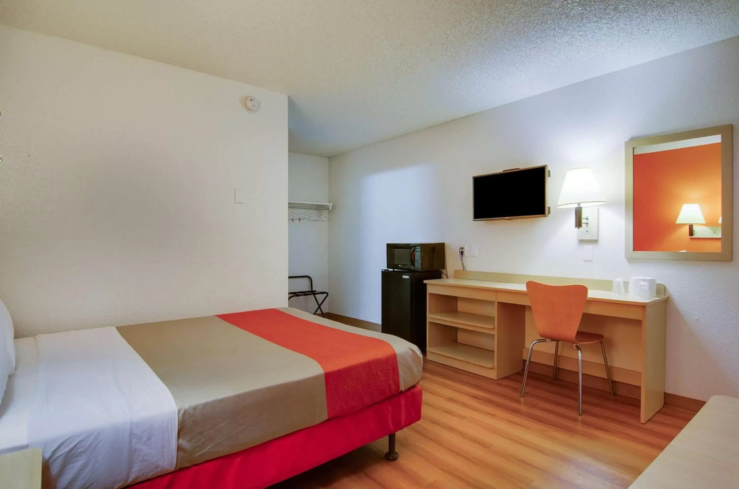 TV and multimedia, Bed in Motel 6-Tacoma, WA - Fife