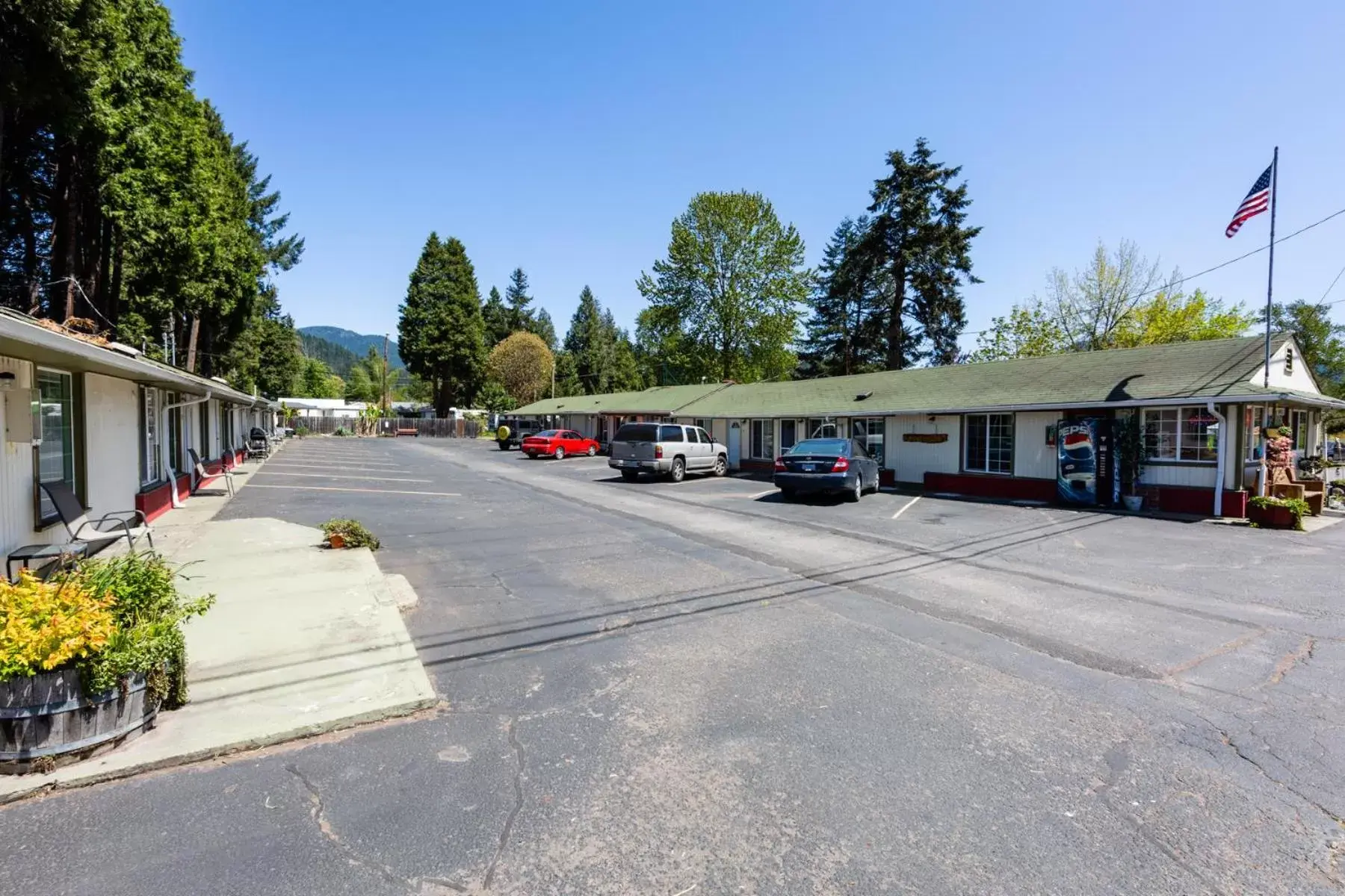 Property Building in Arbor Inn Motel Oakridge