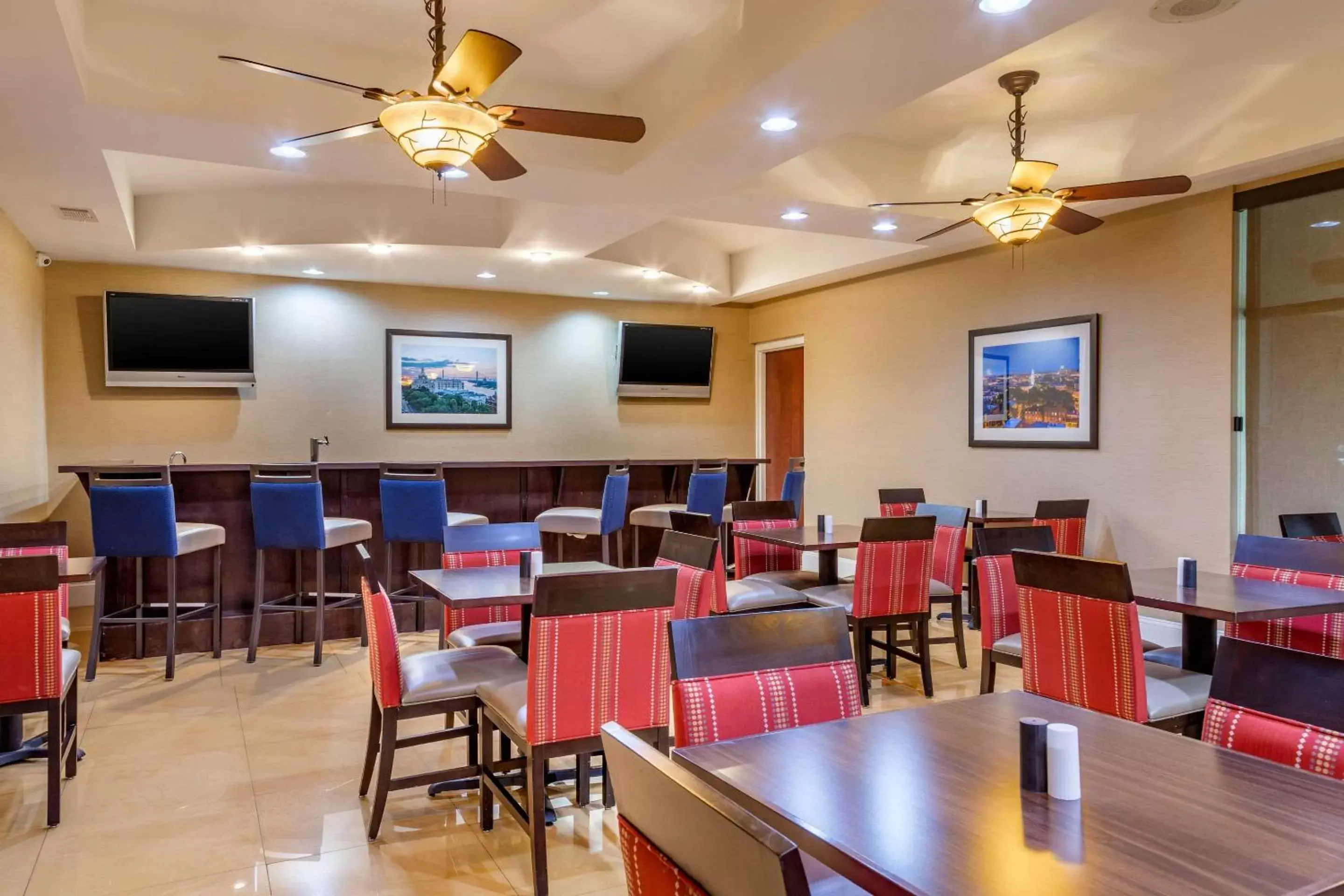 Restaurant/Places to Eat in Comfort Suites Savannah Gateway I-95