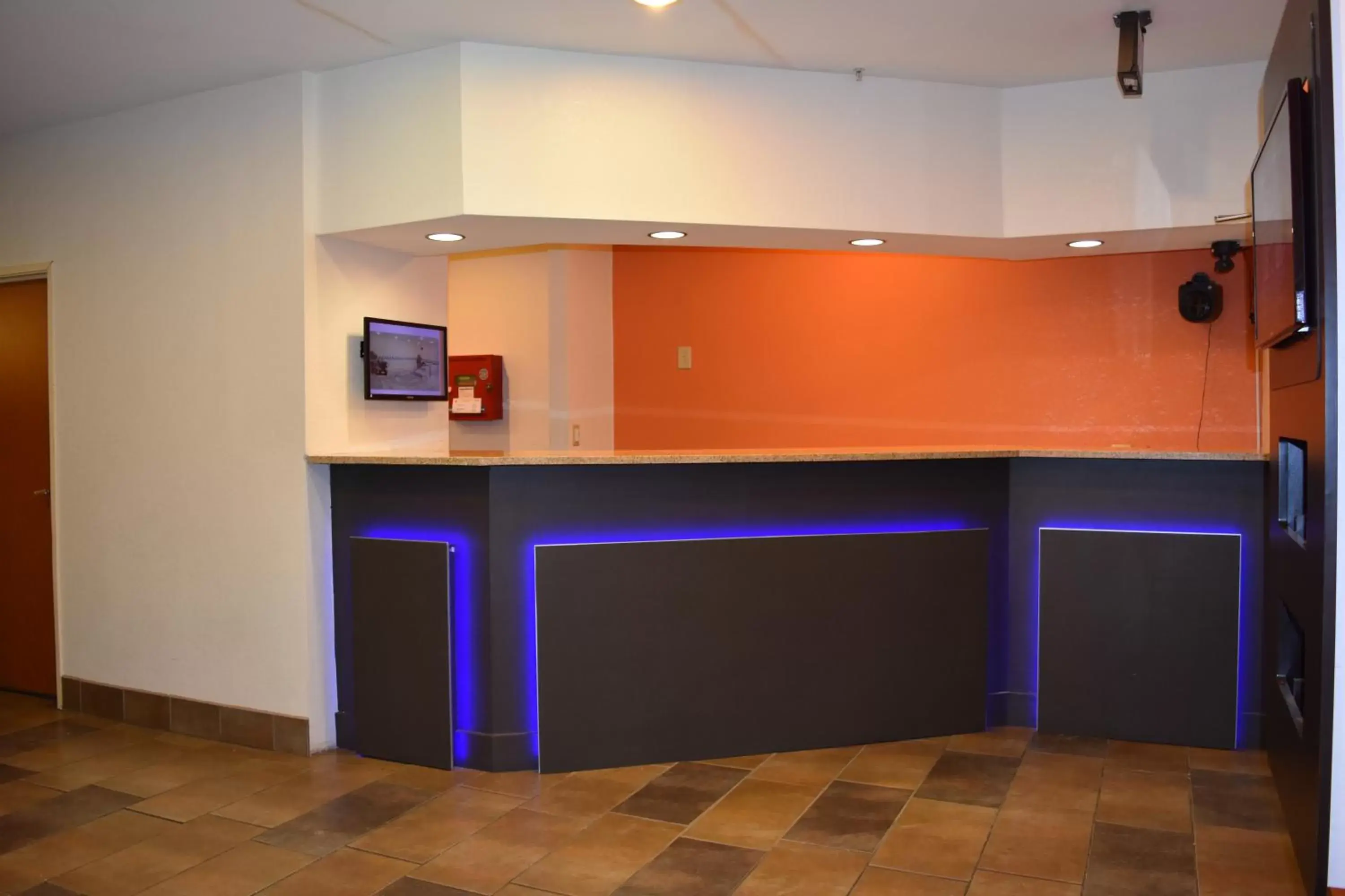 Lobby or reception, Kitchen/Kitchenette in Motel 6-Anderson, IN - Indianapolis