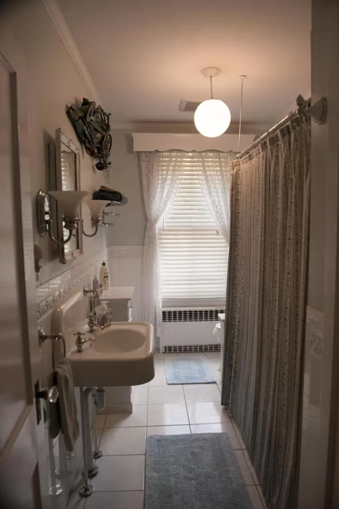 Bathroom in The Fox and Owl Inn