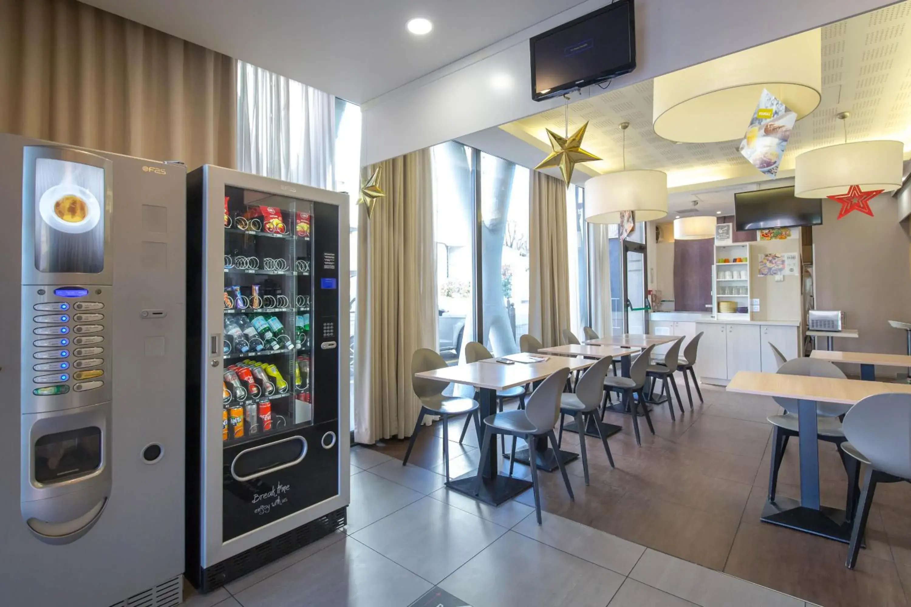 vending machine, Restaurant/Places to Eat in B&B HOTEL Marseille Centre La Timone