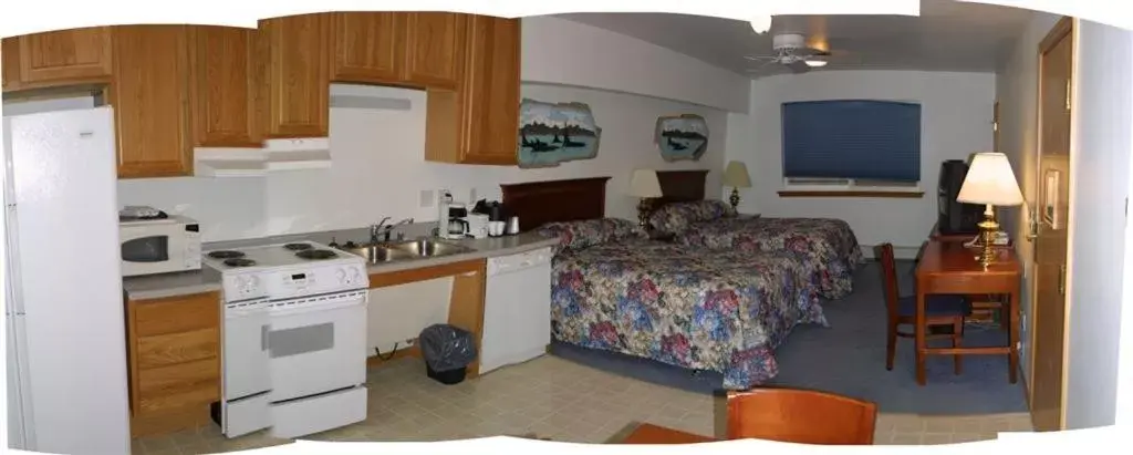 Kitchen/Kitchenette in Frontier Suites Hotel in Juneau