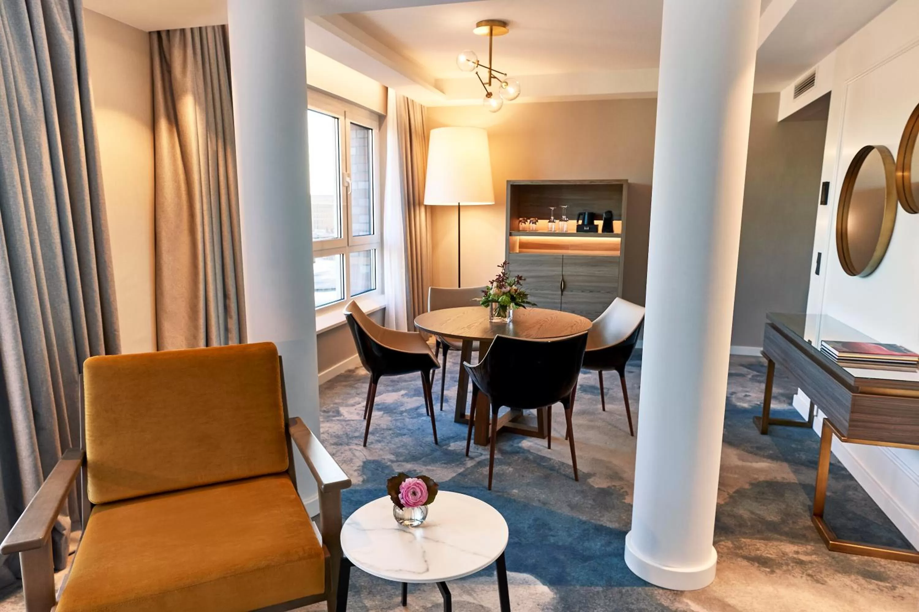 Living room in Steigenberger Hotel Hamburg
