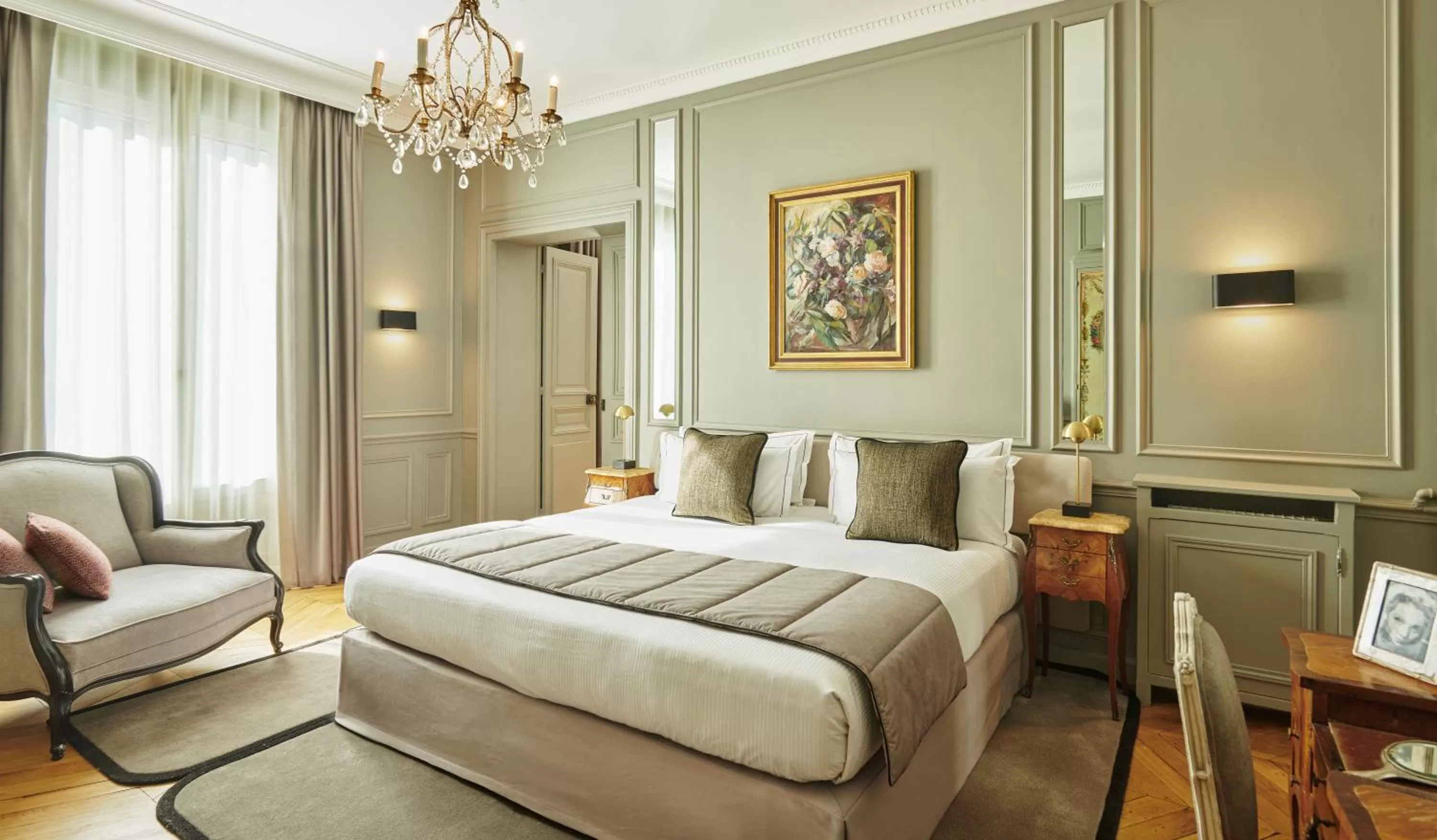 Bed in Hôtel Lancaster Paris Champs-Elysées