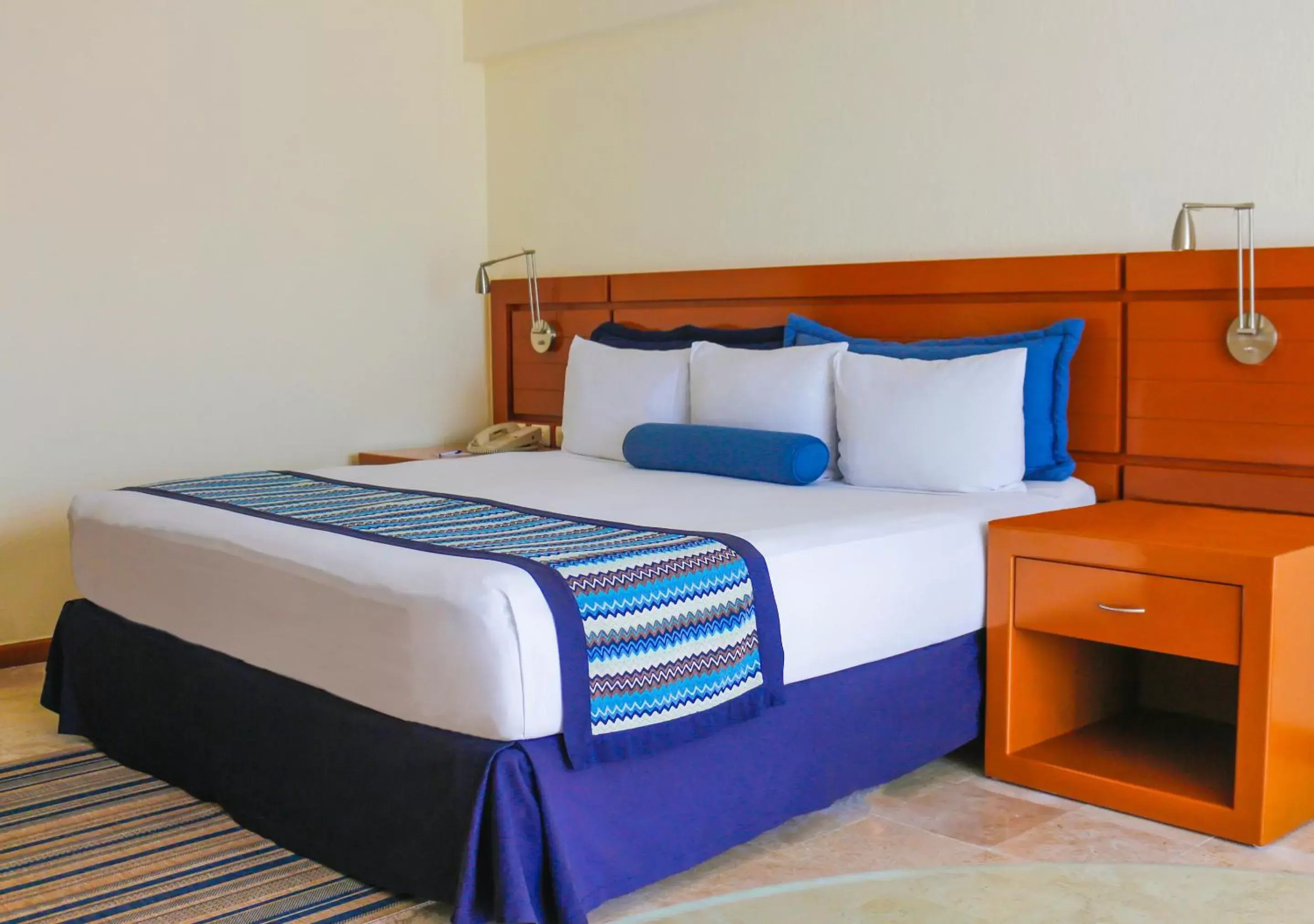 Bed in Plaza Pelicanos Grand Beach Resort All Inclusive