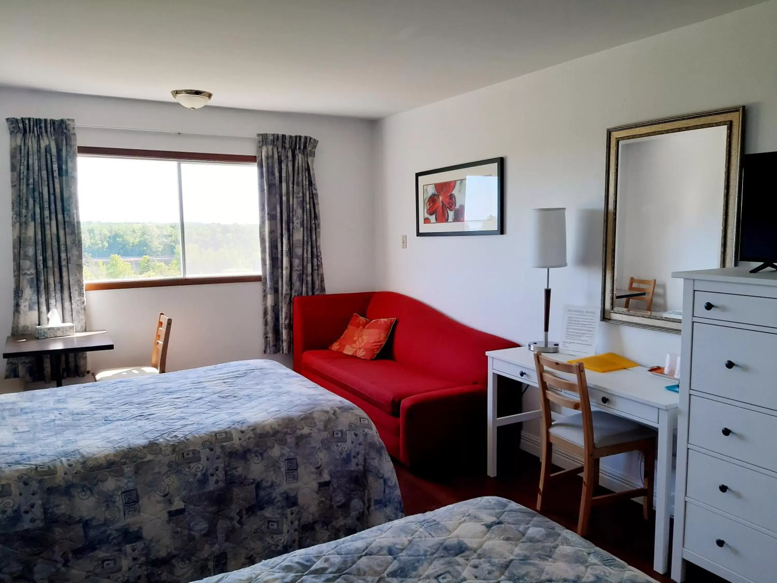 Bedroom in Balmoral Motel