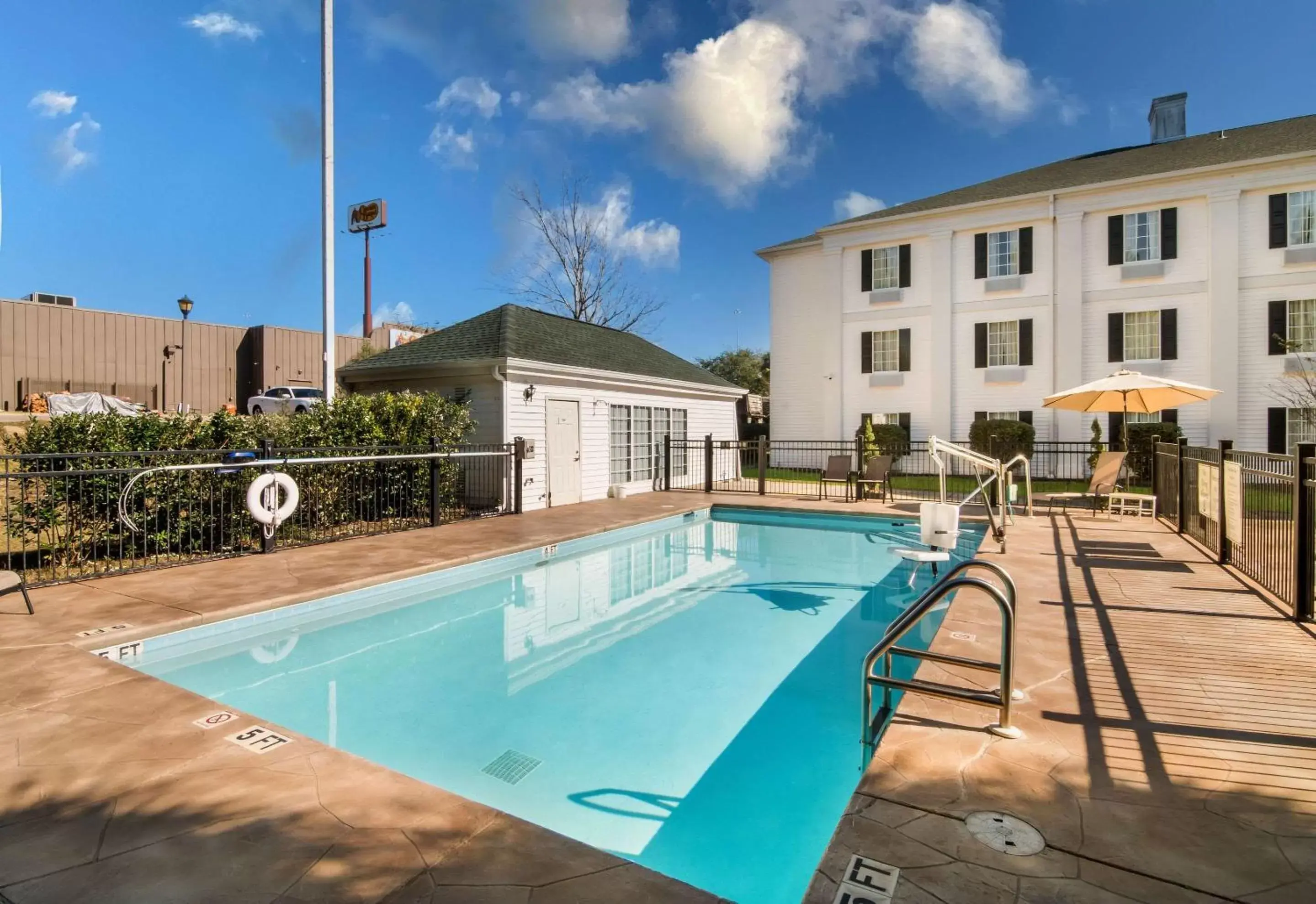 Activities, Swimming Pool in Quality Inn Crestview Near Eglin AFB