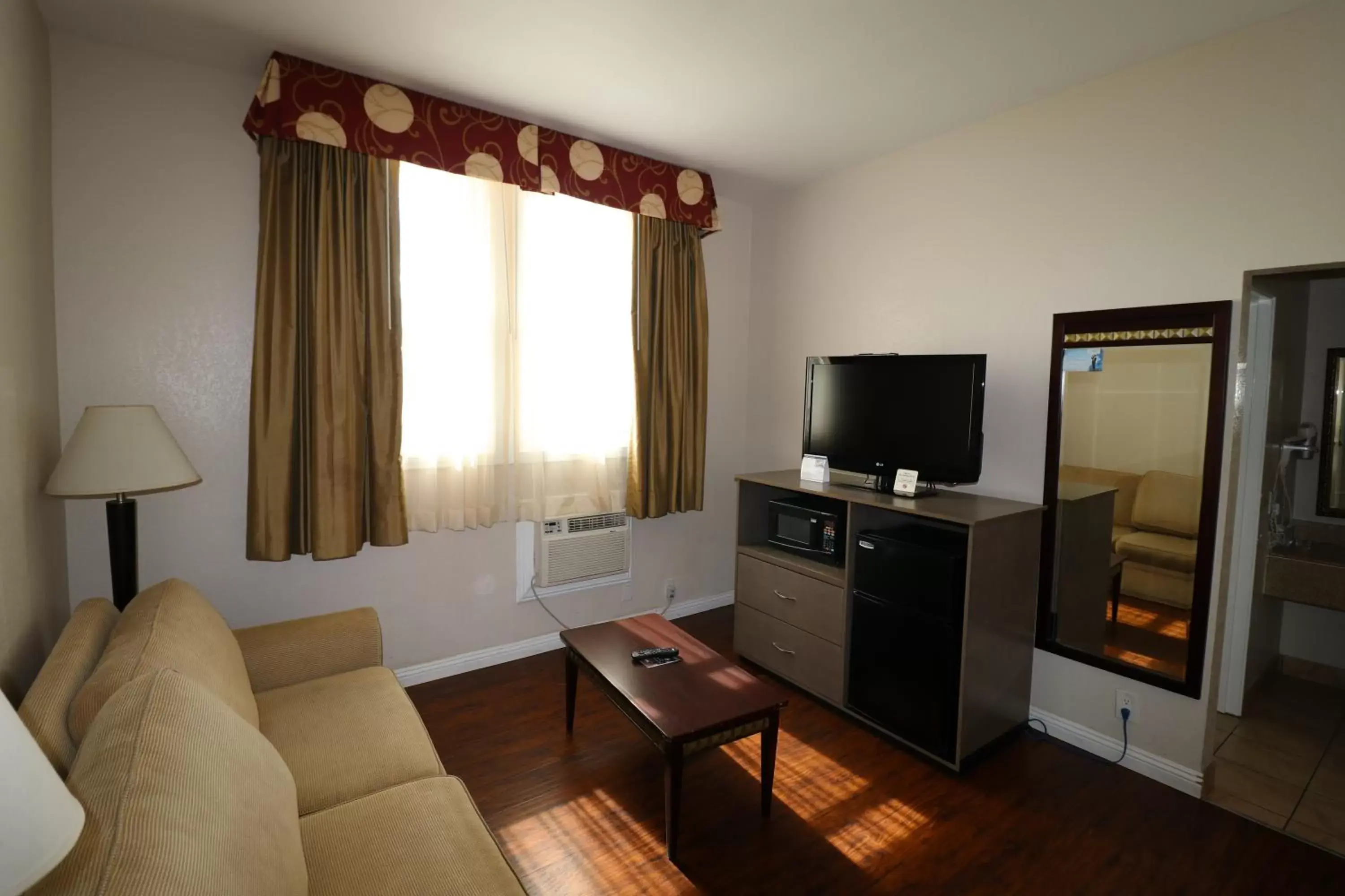 Living room, TV/Entertainment Center in Ramada by Wyndham San Diego Airport