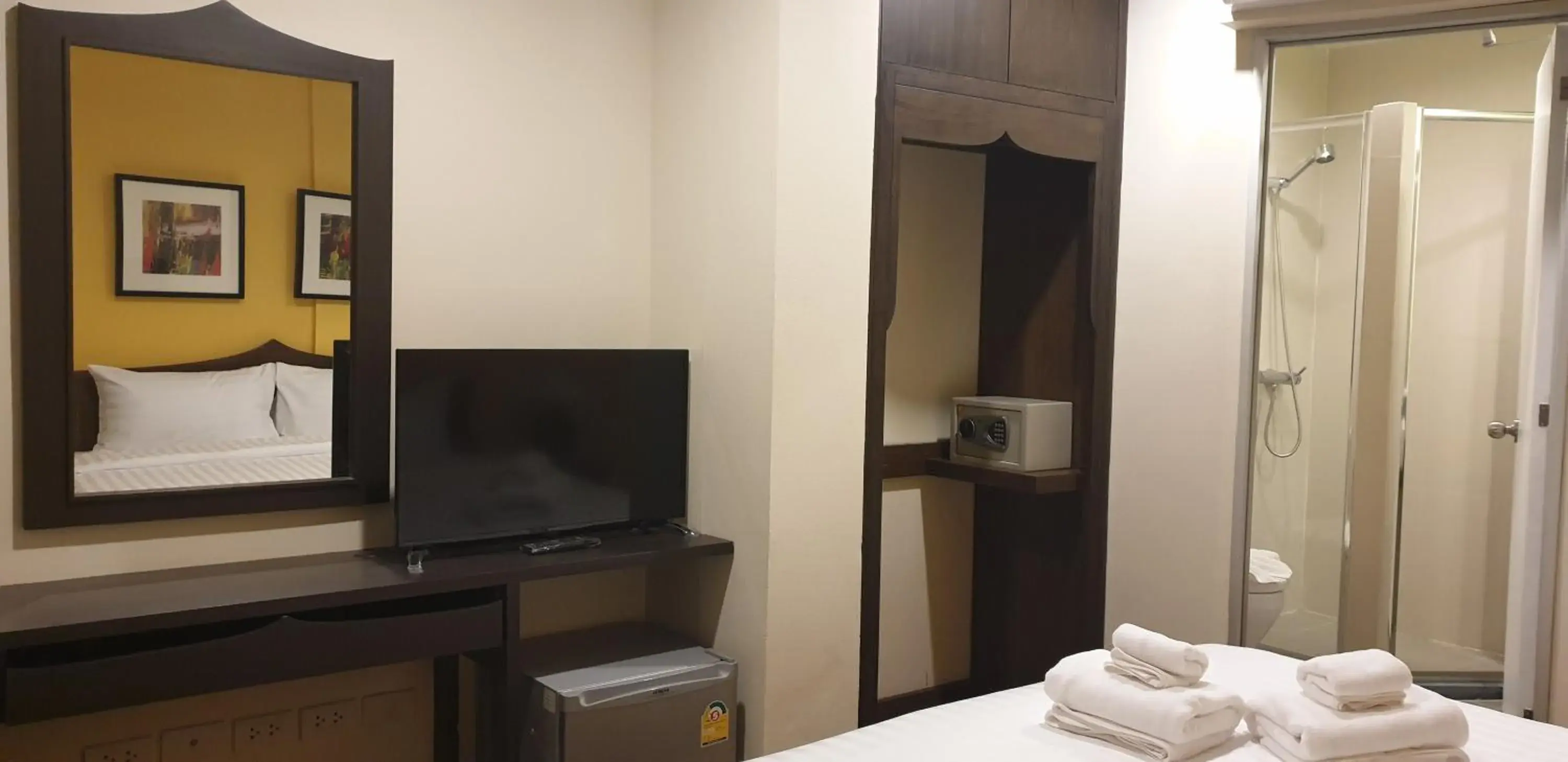 Bed, TV/Entertainment Center in Vinary Hotel Sukhumvit - SHA EXTRA Plus