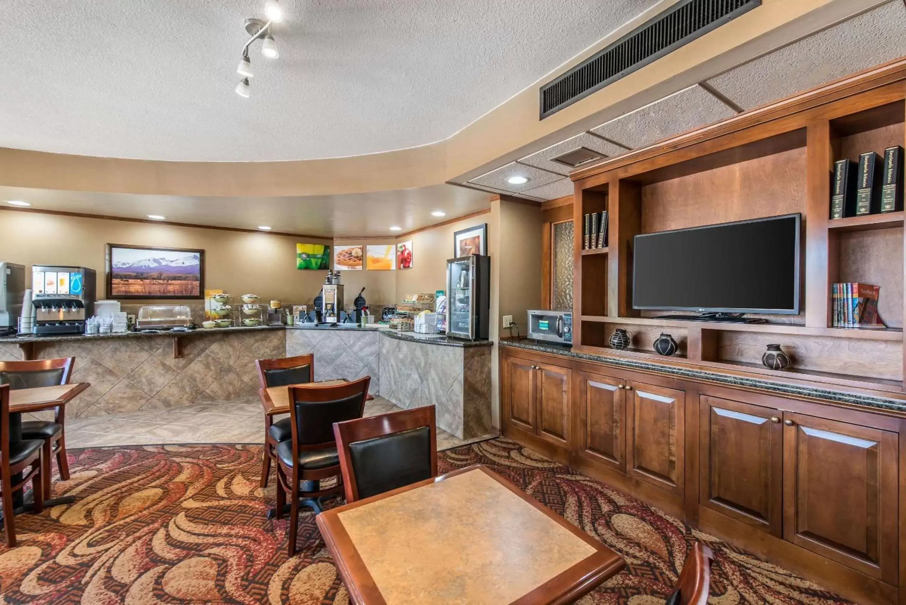 Restaurant/places to eat, TV/Entertainment Center in Quality Inn South Colorado Springs