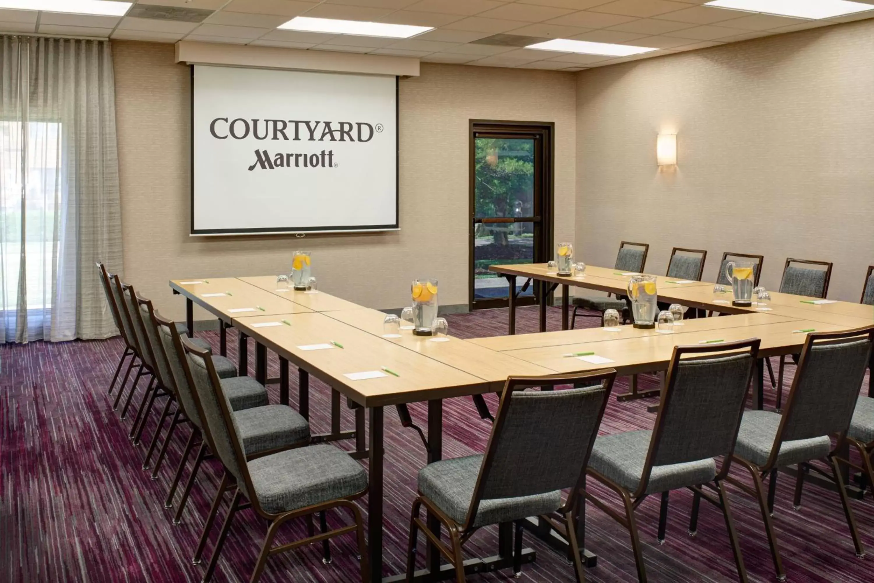 Meeting/conference room in Courtyard by Marriott Louisville East