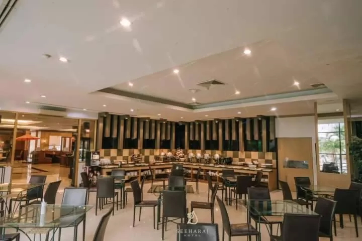 Restaurant/places to eat in Seeharaj Hotel