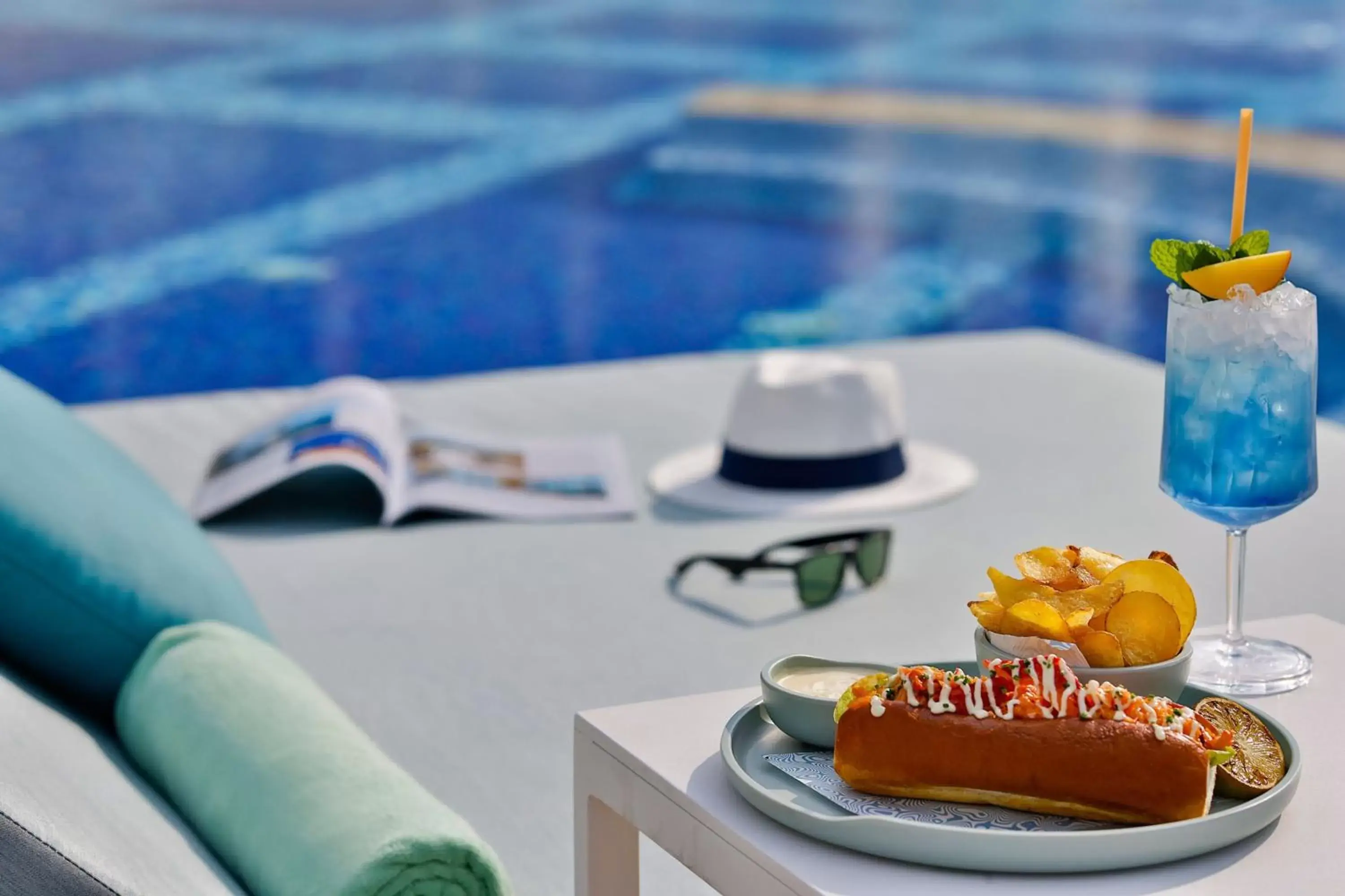 Swimming pool in Marriott Resort Palm Jumeirah, Dubai